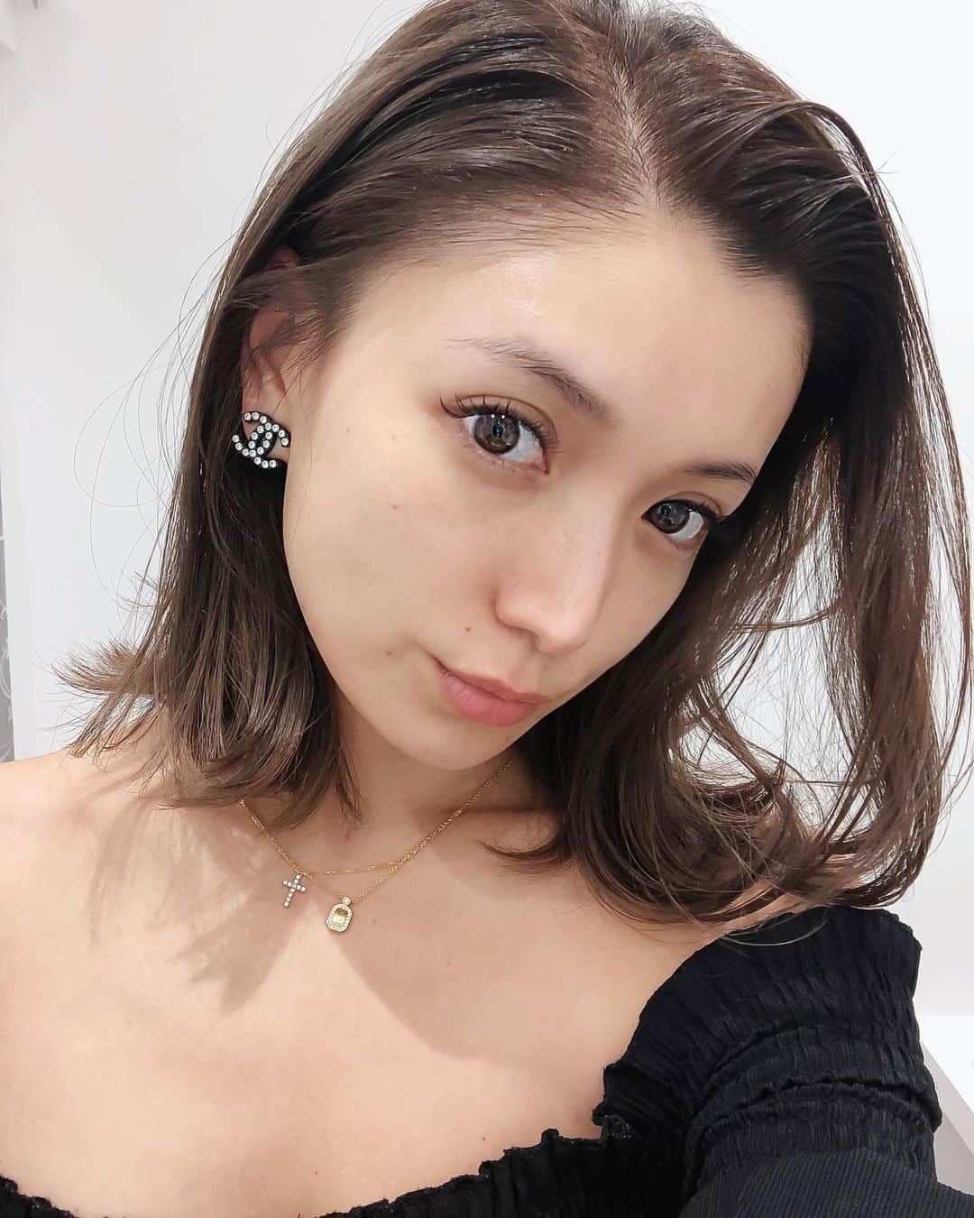 谷口紗耶香のインスタグラム：「やっぱ効果すごいな😳(どすっぴんだけど綺麗にしてもらったから載せちゃう‼️笑) 2枚目に施術してるところ載せといた♡ ・ @tokyo_ace_clinic  いつも通ってる美容クリニック🏥へ✨ #マッサージピール と#フォトフェイシャル　でお肌のケアしてきました♡ ・ マッサージピールは　ピーリング液をマッサージするように塗るだけなんだけど、直後から肌にハリが出てツヤツヤ光るの😂✨‼️ ・ 最初した時、ほんとにビックリしたよ😳 これはとにかくオススメ👌💕 ・ 光をシミにダイレクトに当てて、 シミをとってくれる　フォトフェイシャルも合わせてしたんだけど、シミのポツポツが浮いてきてる✨ これからポロッと　取れるらしい…❤️ ・  カウンセリングも丁寧にしてくれるので ぜひ問い合わせしてみてね✨  #instamodel#instaootd#ootd#model#japanesemodel#sayakataniguchi#shooting#kawaii#girl#mama#instafashion#japanese#today#cute#拍照#可爱#今天的衣服#谷口紗耶香#时尚#패션#귀엽다#일본인#촬영#親バカ部#ママリ#tokyoaceclinic」