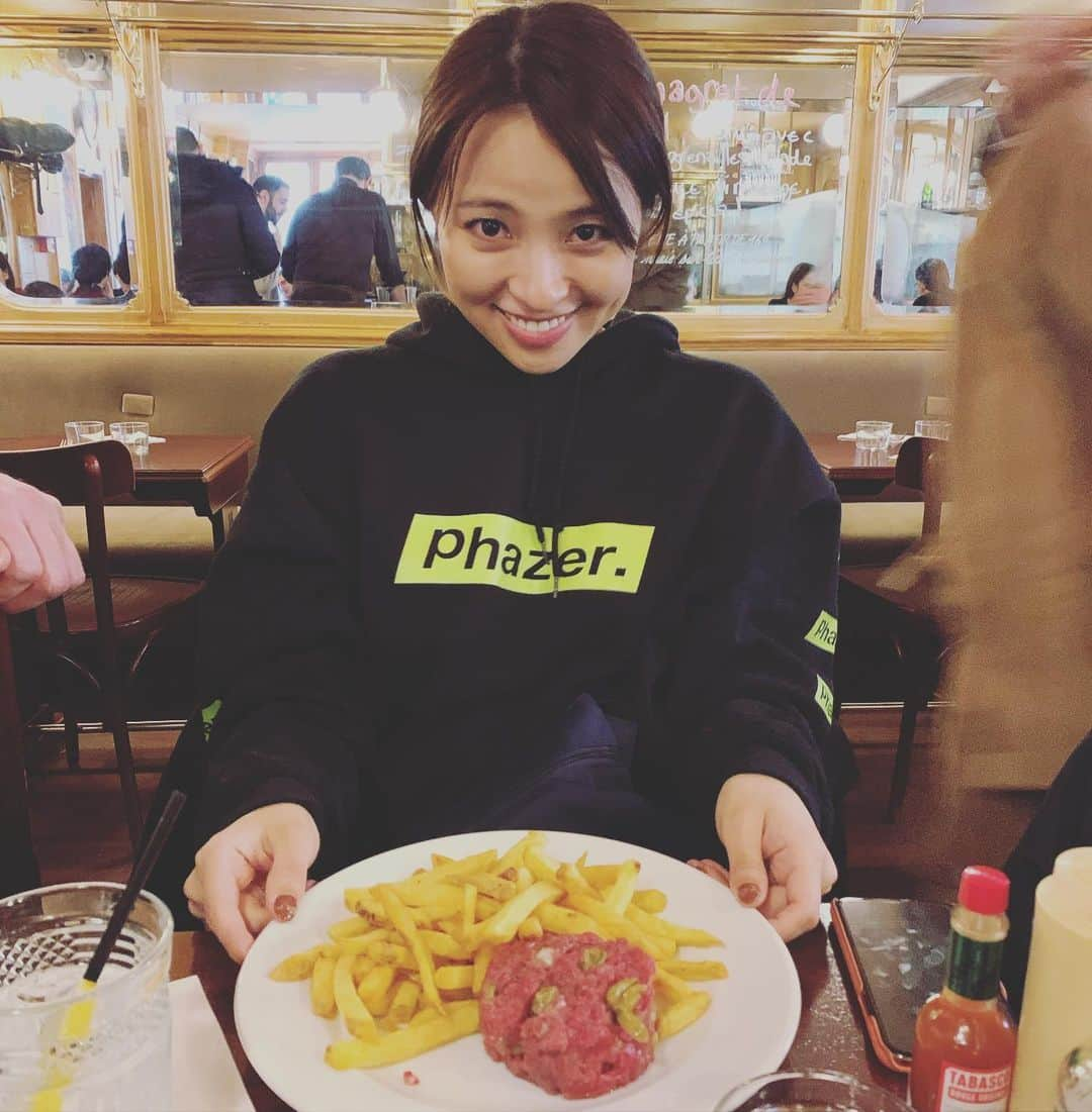 水崎綾女さんのインスタグラム写真 - (水崎綾女Instagram)「妹がおねえちゃんのあざとい写真いっぱい撮ってくれたよ😂😂😂いらん……笑。 3枚目の妹、お肌つるっつる！一個しただよ💕すき。 * * * #photo #写真 #ウインナーコーヒー #coffee #café #☕️ #🇫🇷 #あざとい系女子  #グラビア (@marinanagasawa1008 )がグラビアってつけたらいいって言ってた笑。マネっこ。」3月7日 18時50分 - misakiayame