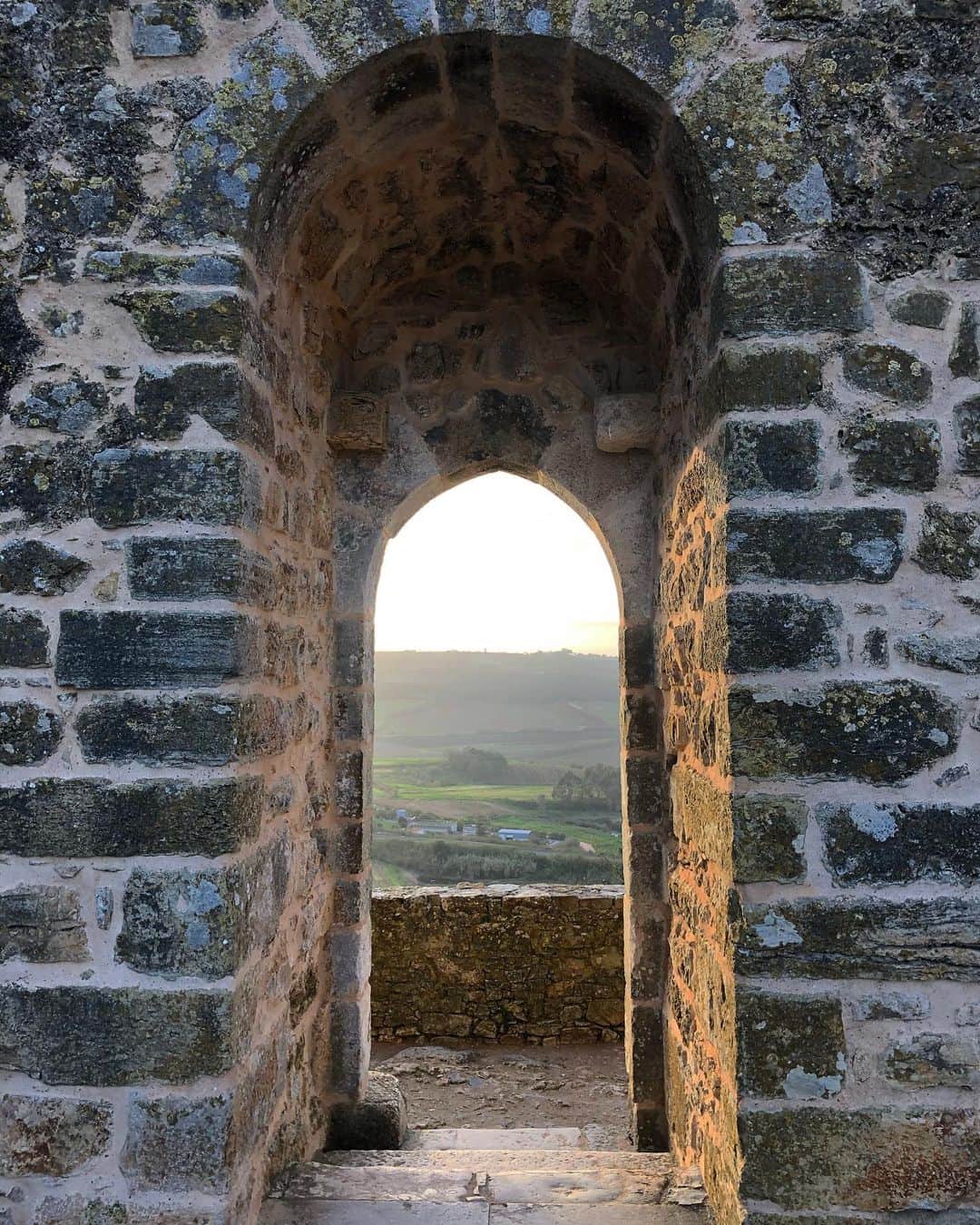 アナベル・ウォーリスのインスタグラム：「Inside the castle walls #obidosportugal」