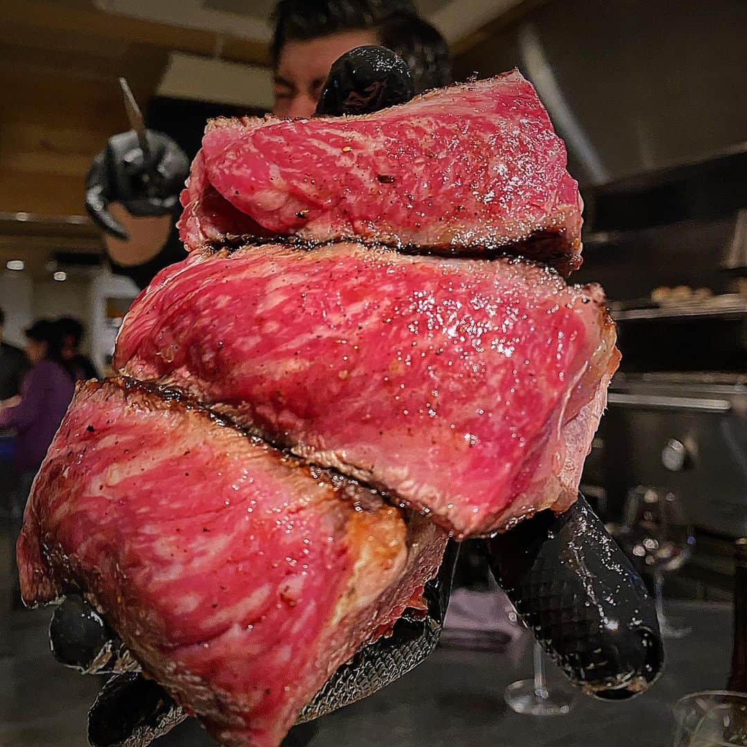 堀江貴文さんのインスタグラム写真 - (堀江貴文Instagram)「#wagyu #wagyumafia #kobebeef #dryaged #美味しくないわけがない #jospergrill #超ど迫力の肉肉肉」3月8日 0時23分 - takapon_jp