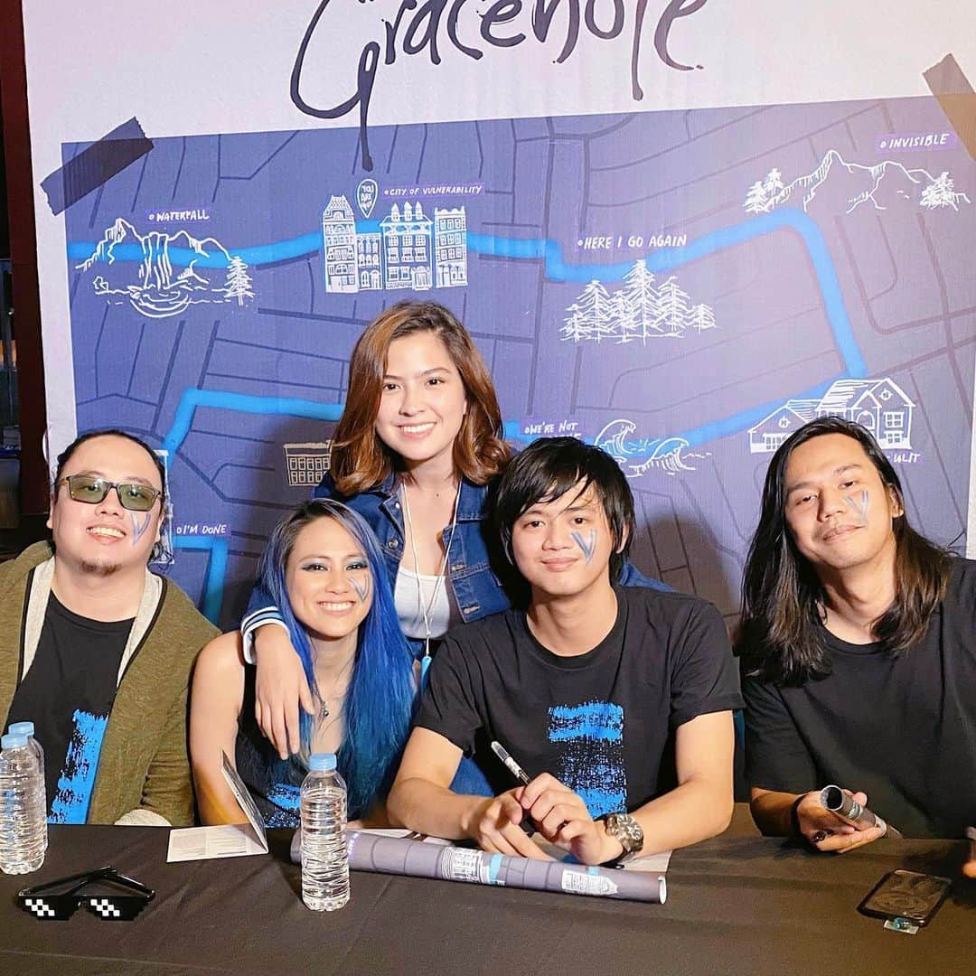 Alexa Ilacadさんのインスタグラム写真 - (Alexa IlacadInstagram)「It’s been 5 years since we became friends and I became a fan of Gracenote. 😊 People ask me why I keep watching your shows. They say: “it’s just the same thing every time -- same setlist, same songs, same spiels, same people..." 🙄 But after watching you countless times, I’ve come to the realization that I’ll never get used to seeing you perform. Here’s why: You never do the same show twice. Every time I watch you, it's always a different and special experience. 🥰 I love the feeling of looking around the crowd and acknowledging that we’re all watching you for the same reason: our love and connection to your music. 🎶 And I know that with the release of your new album, “Small World,” I won’t be the only one enticed. 🌍👏🏻 I AM SO PROUD OF YOU AND YOUR WHOLE TEAM! 🤗 It’s been a beautiful thing to watch you grow and evolve. You never fail to bring something new to the table and everything you touch becomes a work of art. I can see that you put your hearts into everything you do, and that's why you are so loved. 💙 I’m excited for you to dominate the (small) world and I’m gonna be here to watch all that happen and cheer you on, no matter where I am. 👽🚀 It’s nowhere but up from here 🌙 Sorry for the long post, I’m a very proud bestfriend 😢 . Stream SMALL WORLD & Kalawakan by @gracenotejam on the following platforms: Spotify - https://spoti.fi/3aairdV • Apple Music - https://apple.co/2I1DWl0 • Youtube - https://youtu.be/jo7Ls2ebaVY 🛸」3月7日 19時00分 - alexailacad