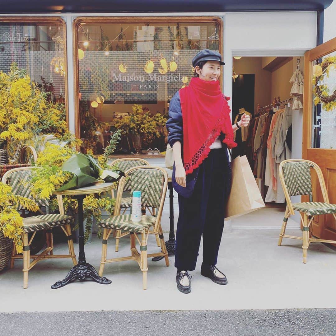 浜島直子さんのインスタグラム写真 - (浜島直子Instagram)「春を買いに @palejute へ🌸 迷いに迷って、 @maisoncarree.jp の赤いタッセルのカシミアストールをゲット。 とても薄くて軽いから、夏の冷房対策にも良さそう。 鮮やかな赤は夏の日差しにも映えるかな🌞楽しみだな。 そして店先には溢れんばかりのミモザ、ミモザ、ミモザ！ この店はいつも、人生を楽しむこと&誰かを思うことは、なかなかいいもんだよ〜って教えてくれる🌼🏵🌞✨ ・ #ペールジュート #メゾンカレ #母ちゃんの用事に付き合ってくれて #ありがとう #暴れ肉団子 #いつも残像 #スカイフィッシュ」3月7日 19時01分 - hamaji_0912