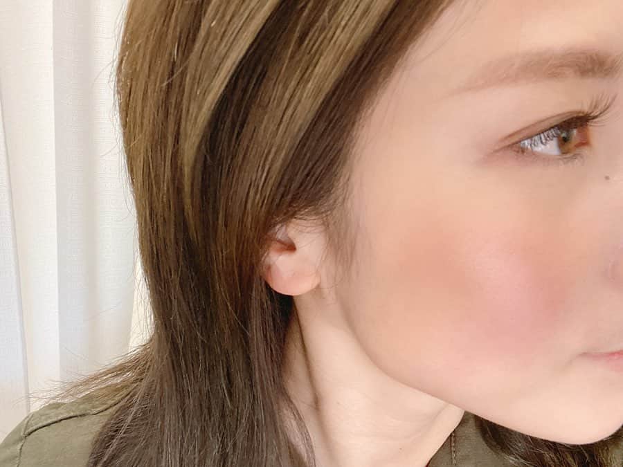 のインスタグラム：「. こんな時だからこそ#まつ毛 から上向きに！と久しぶりに#まつ毛エクステ をつけました👁 存在感がありながらもとっても自然な仕上がりで大満足🥰 @un_beau_cil さんありがとうございました🙇🏻‍♀️✨ . #beauty #makeup  #eyelashextensions  #eyemakeup  #selfie #まつエク #まつエクサロン  #まつエクデザイン  #まつ毛エクステサロン  #メイク好きさんと繋がりたい  #アイメイク #美しさを諦めない #存在感」