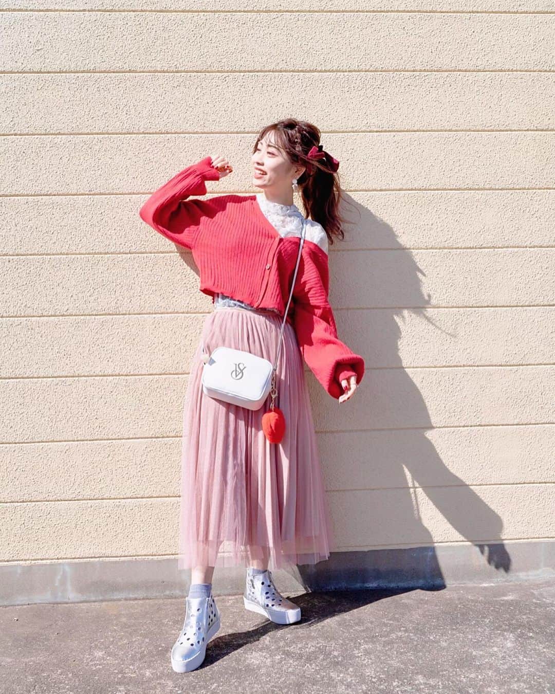 高橋里彩子さんのインスタグラム写真 - (高橋里彩子Instagram)「newスニーカー﻿ ﻿ パンチング加工で通気性抜群だから夏とかにもはきやすいのと﻿ ﻿ ダブルファスナー仕様だから脱ぎ履きラクチン﻿ ﻿ しかもね！インソールが柔らかいの ﻿ 履き心地が良いのに厚底仕様だから脚長効果あって、﻿ スニーカーのハイカット苦手な私でも﻿ チャレンジしやすかった·͜·♡﻿ ﻿ ﻿ いつも同じ色味買っちゃうから﻿ 黒とか、白とか﻿ ﻿ シルバーって意外と使いやすくて、﻿ なんにでも合うのにオシャレ感増すから﻿ ﻿ 意外とありだなぁって﻿ ﻿ チャレンジしやすいよ(*´꒳`*)﻿ ﻿ ﻿ ﻿ ﻿ ﻿ ロングスカートにスニーカーの組み合わせは﻿ 定番だからこのコーデに取り入れてみて.｡o♡﻿ ﻿ ﻿ ﻿ ﻿ ﻿ ⸜︎⸝〜𝚌𝚘𝚍𝚎〜⸜︎⸝﻿ ﻿ ﻿ ❥カーディガン﻿ ﻿ WHO’S WHO Chico ﻿ ﻿ ❥インナー﻿ ﻿ fifth﻿ ﻿ ❥シューズ﻿ @de_ocho_a_de_ocho﻿ #deochoadeocho ﻿ ﻿ ﻿ ﻿ ﻿ ﻿ #デオーチョアデオーチョ #shoes #PR #靴 #シューズ #ファッション #スニーカーコーデ #トレンド #2020SS #春ファッション #スニーカー #コーディネート #コーデ #今日のコーデ #おしゃれさんとつながりたい #靴好きな人とつながりたい #履きやすい靴 #おしゃれな靴 #大人カジュアル #歩きやすい靴 #先取り春コーデ #先取り春ファッション #靴好きさんと繋がりたい  #sneaker #shoestagram #whoswhochico」3月7日 19時04分 - konkonwanwan