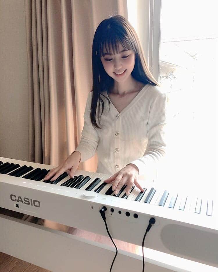 垰智子さんのインスタグラム写真 - (垰智子Instagram)「幼稚園から習ってたピアノ🎹 . 実は式場とかで弾ける資格まで持ってるんだけど、一人暮らしになってからは実家に帰った時にたまにピアノを弾く機会しかなかったんだけど… . 遂に @casio_music_japan の電子ピアノが私のお部屋に♪😝 電子ピアノだから音の種類も色々変えれるけど、やっぱりグランドピアノ音が好きだな💕 . 白色のピアノってとこもスタイリッシュでお気に入り😊 Bluetoothもついてるからスピーカーとしての機能もあるよ♬ . 最近ストリートピアノとかyoutubeで見るくらいピアノ弾きたい病だったから、早速弾いてみたよ♡ . 爪が伸びててカチカチうるさいし、 失敗してるとこもあるかもだけどご愛嬌で許してください😘🎼 . これからは楽譜買ってちょこちょこ弾きたいなー😊 . #Privia #CASIO #カシオ #デジタルピアノ#電子ピアノ #音楽のある生活 #弾いてみた #ピアノ #インテリア #一人暮らし #piano #やっぱりピアノはいいね #音楽 #music #PR」3月7日 19時23分 - taotao_tomo