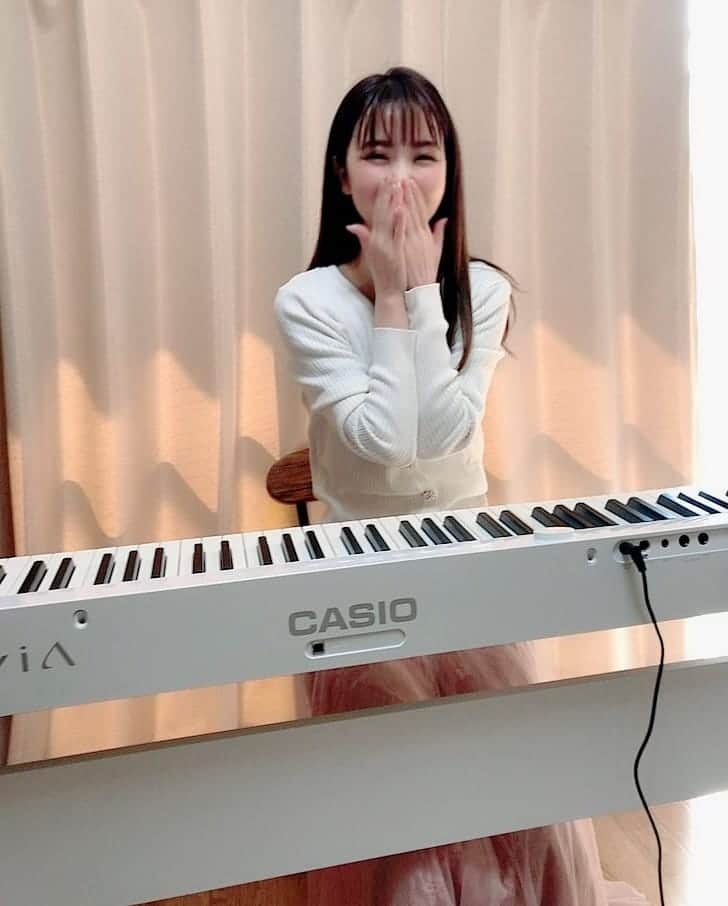 垰智子さんのインスタグラム写真 - (垰智子Instagram)「幼稚園から習ってたピアノ🎹 . 実は式場とかで弾ける資格まで持ってるんだけど、一人暮らしになってからは実家に帰った時にたまにピアノを弾く機会しかなかったんだけど… . 遂に @casio_music_japan の電子ピアノが私のお部屋に♪😝 電子ピアノだから音の種類も色々変えれるけど、やっぱりグランドピアノ音が好きだな💕 . 白色のピアノってとこもスタイリッシュでお気に入り😊 Bluetoothもついてるからスピーカーとしての機能もあるよ♬ . 最近ストリートピアノとかyoutubeで見るくらいピアノ弾きたい病だったから、早速弾いてみたよ♡ . 爪が伸びててカチカチうるさいし、 失敗してるとこもあるかもだけどご愛嬌で許してください😘🎼 . これからは楽譜買ってちょこちょこ弾きたいなー😊 . #Privia #CASIO #カシオ #デジタルピアノ#電子ピアノ #音楽のある生活 #弾いてみた #ピアノ #インテリア #一人暮らし #piano #やっぱりピアノはいいね #音楽 #music #PR」3月7日 19時23分 - taotao_tomo