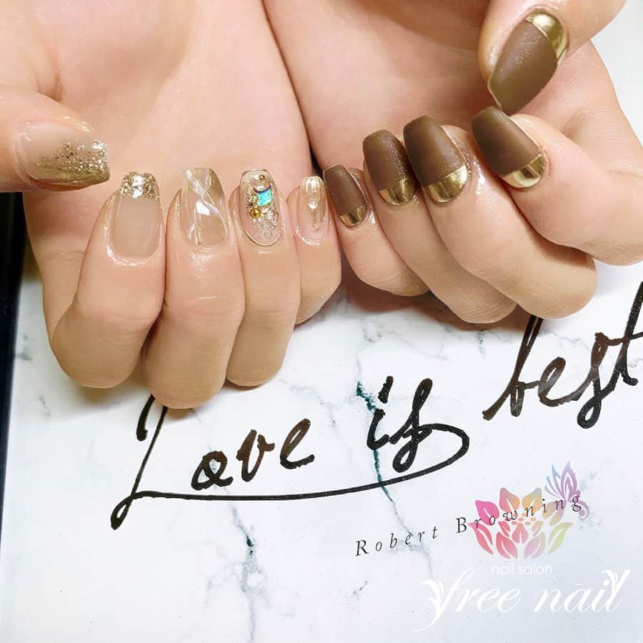 free nail フリーネイルのインスタグラム：「. お客様ネイル💅🏻🍀 . アシンメトリーネイル🎭 . ツヤとマット🌝💠🤎✨ . スワイプして動画も見てね⇨☝︎🎬✨ . ご来店ありがとうございました🙇🏻‍♀️🙇🏻‍♀️🙇🏻‍♀️💗 . #ネイルアート #ジェルネイル #ネイルサロン #大阪ネイルサロン #ネイルデザイン #ネイルチェンジ #アシンメトリーネイル #アシメネイル #マットネイル #ミラーネイル #ベージュネイル #ブラウンネイル #デザインネイル #トレンドネイル #シンプルネイル #大人ネイル #スクエアネイル #春ネイル #springnails #nailsart #nailsdid #美甲 #日式美甲 #日式美甲胶 #日本美甲师 #日本美甲老师 #美甲上课 #日本胶 #フリーネイル #freenail」