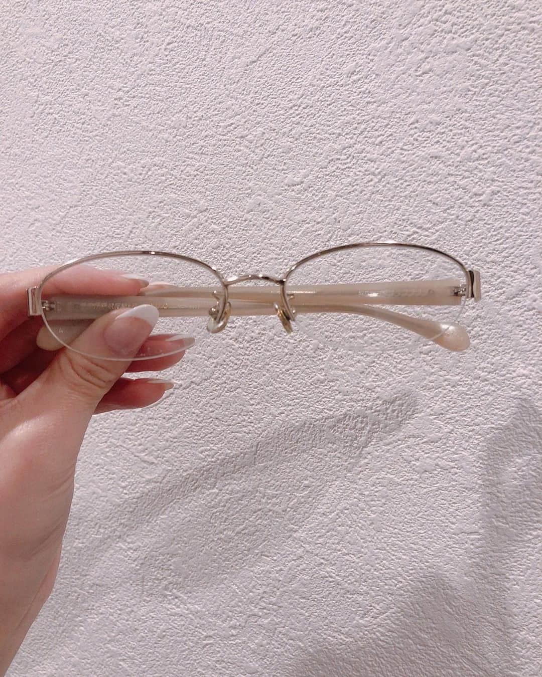 ダレノガレ明美さんのインスタグラム写真 - (ダレノガレ明美Instagram)「新しく購入した度入りのメガネ。 J!NSで初めて購入しましたが、 本当に可愛くてオススメ💋 品番はAMUF 19s232AE94です！ 18歳から使っていた眼鏡さんとさよならして新しいメガネ始めました✨ 12年使った眼鏡さん本当にありがとう☺️ 使いすぎてレンズ傷だらけ😂 バイト頑張って購入した眼鏡だから なかなか捨てられなかったの。わら ４枚目が17歳からの眼鏡です❤️ まだ使えそうだから捨てないよ😂 ＊PRみたいに見えるけど全く違います。」3月7日 19時19分 - darenogare.akemi