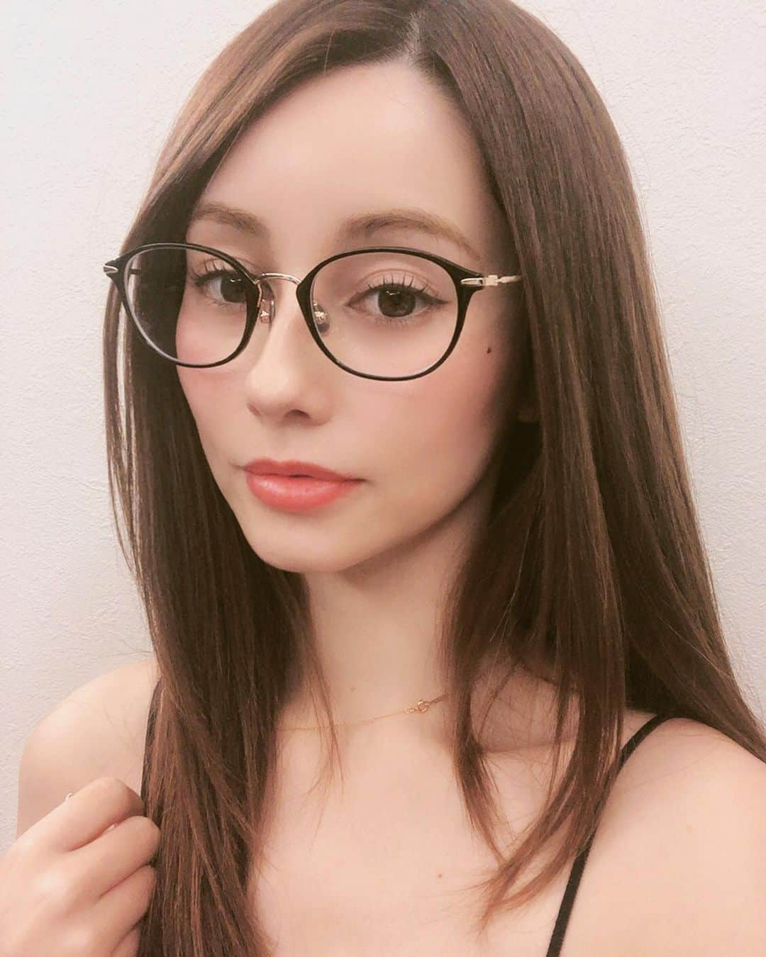 ダレノガレ明美さんのインスタグラム写真 - (ダレノガレ明美Instagram)「新しく購入した度入りのメガネ。 J!NSで初めて購入しましたが、 本当に可愛くてオススメ💋 品番はAMUF 19s232AE94です！ 18歳から使っていた眼鏡さんとさよならして新しいメガネ始めました✨ 12年使った眼鏡さん本当にありがとう☺️ 使いすぎてレンズ傷だらけ😂 バイト頑張って購入した眼鏡だから なかなか捨てられなかったの。わら ４枚目が17歳からの眼鏡です❤️ まだ使えそうだから捨てないよ😂 ＊PRみたいに見えるけど全く違います。」3月7日 19時19分 - darenogare.akemi