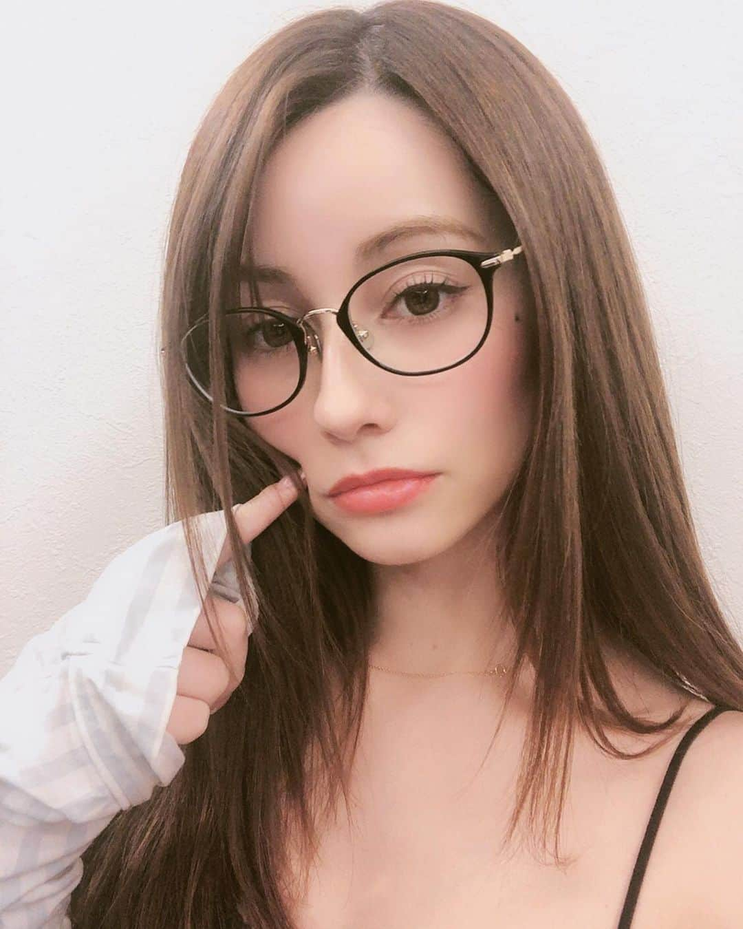 ダレノガレ明美さんのインスタグラム写真 - (ダレノガレ明美Instagram)「新しく購入した度入りのメガネ。 J!NSで初めて購入しましたが、 本当に可愛くてオススメ💋 品番はAMUF 19s232AE94です！ 18歳から使っていた眼鏡さんとさよならして新しいメガネ始めました✨ 12年使った眼鏡さん本当にありがとう☺️ 使いすぎてレンズ傷だらけ😂 バイト頑張って購入した眼鏡だから なかなか捨てられなかったの。わら ４枚目が17歳からの眼鏡です❤️ まだ使えそうだから捨てないよ😂 ＊PRみたいに見えるけど全く違います。」3月7日 19時19分 - darenogare.akemi