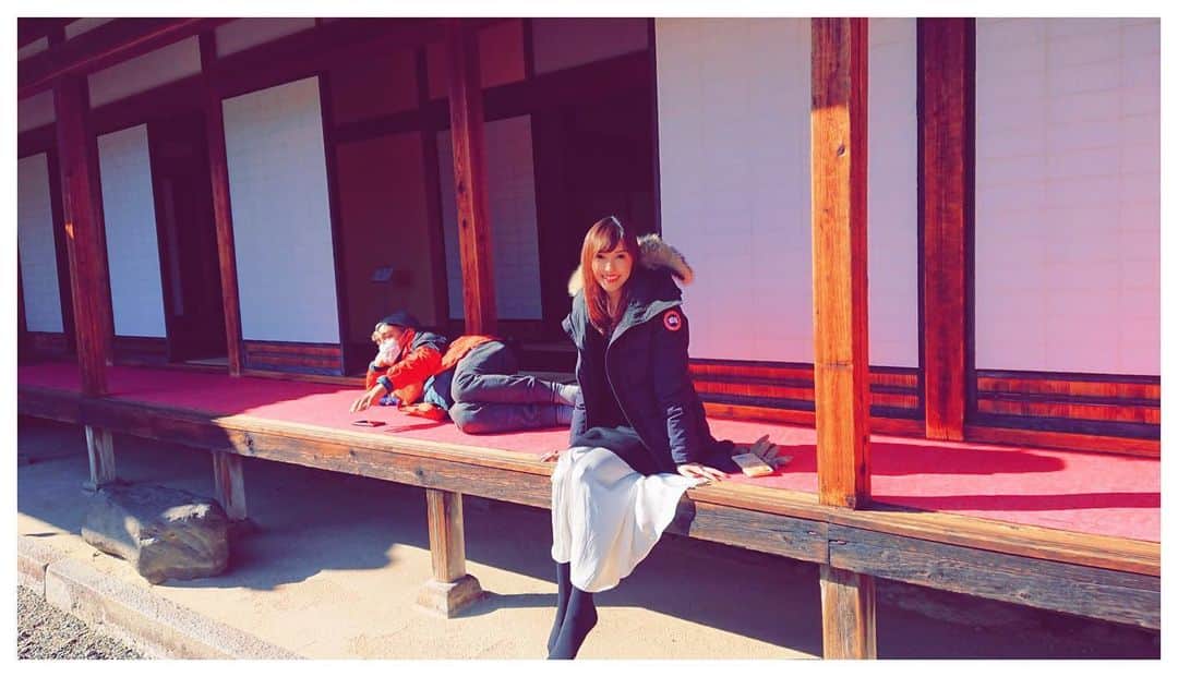 のインスタグラム：「*﻿ 長野へ取材で行ってきました🌸﻿ .﻿ 松代町にある真田邸✨✨✨﻿ .﻿ 日本庭園が素晴らしく縁側が最高でした😋😋﻿ .﻿ 後ろで作家さんが寝てますw﻿ .﻿ 春はあんずの花がキレイに咲くそうです🌸﻿ .﻿ 台風の被害から立ち直ろうとする所で 今回のコロナの問題。﻿ .﻿ 是非いらして下さい、と言えない観光地の葛藤が﻿ 各地で感じられました。﻿ .﻿ 早く収束しますように。﻿ そして多くの方がこの美しい自然を楽しめますように。﻿ そう思わずにはいられない取材となりました。﻿ . #handinhand #tokyofm #長野県 #松代町 #真田邸 #歴史好きにはたまらない #この後温泉に #松代温泉 #最高かよ #って思わず声出た」