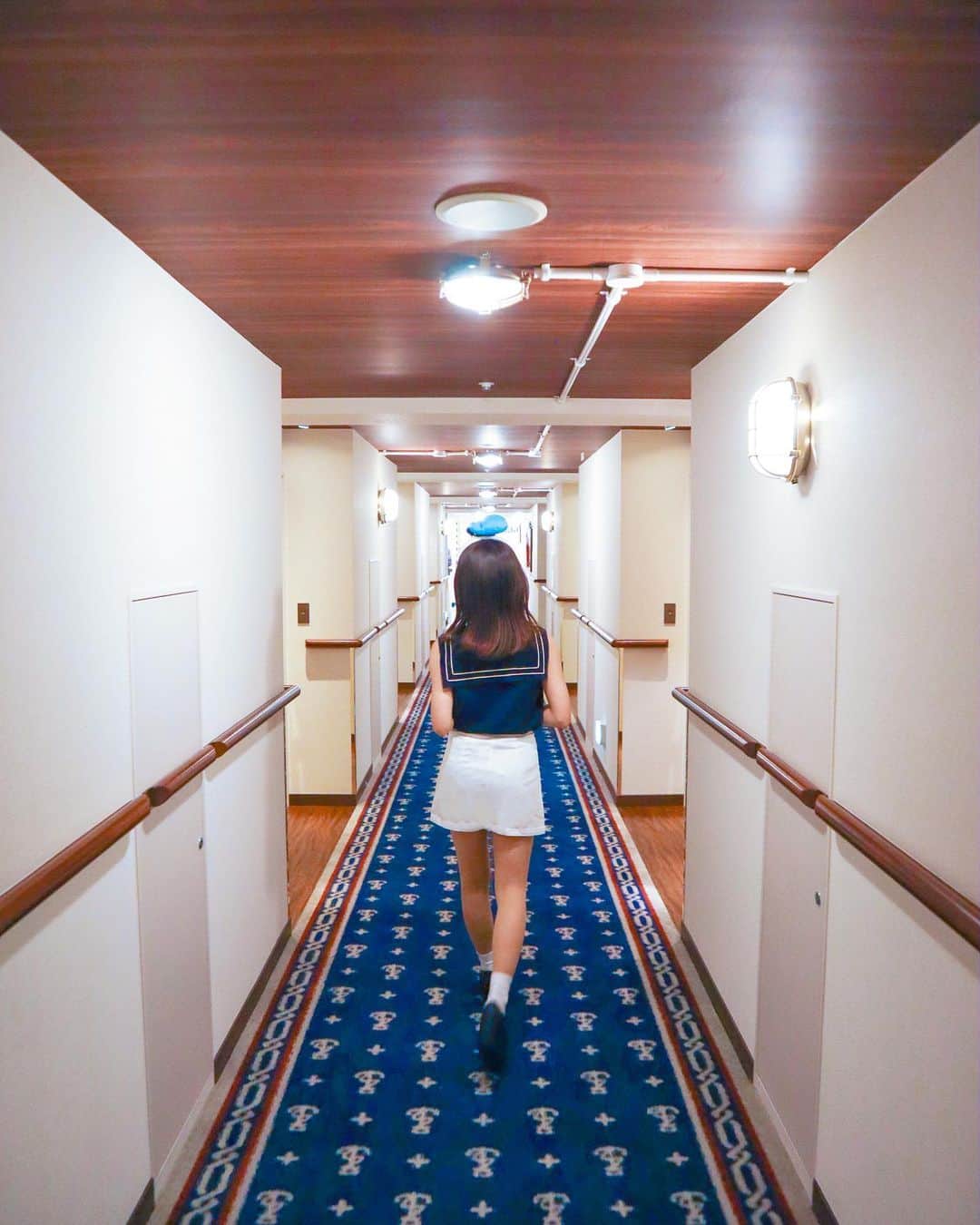 中島絢乃さんのインスタグラム写真 - (中島絢乃Instagram)「💙🐤⛴﻿ ﻿ ﻿ ﻿ 船の中で#ドナルドバウンド 🐤⛴💕﻿ ﻿ ……っと見せかけて、﻿ これホテルの中なの！！！！🤭🏨❤️﻿ ﻿ ﻿ ﻿ ﻿ ﻿ 🚩#東京ベイ舞浜ホテルファーストリゾート﻿ (@maihamahotel_firstresort )﻿ ﻿ ﻿ ﻿ ﻿ ﻿ この＂大型客船＂がコンセンプトのお部屋﻿ 【#クルージングキャビン 】﻿ ができるということで、﻿ 絶対に#ドナルド したいって思ってた😍💋🐤﻿ ﻿ 廊下もエレベーターもどこも可愛くて﻿ たくさん写真撮っちゃったので、﻿ もう少し載せます😍💕💕🏨﻿ (お部屋の様子はスワイプしてみてみて！👀✨) ﻿ ﻿ ﻿ ﻿ パークが開園したら﻿ ぜひここ泊まってほしい！！✨﻿ レストランのことも書くね！😍🍓❤️﻿ ﻿ ❤︎❤︎❤︎❤︎❤︎❤︎❤︎❤︎❤︎❤︎❤︎❤︎❤︎❤︎❤︎❤︎❤︎❤︎❤︎﻿ #disneysisters_jp」3月7日 19時21分 - nakajima_ayano