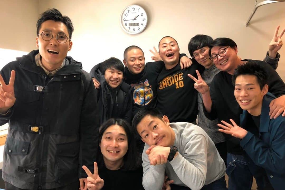 加賀翔（かが屋）さんのインスタグラム写真 - (加賀翔（かが屋）Instagram)「本日！ . 『有田Pおもてなす』22:10〜22:45(NHK総合) 『ゴッドタン』25:45〜26:10(テレビ東京) . こちらに出演させていただきます！ 有田Pとてもいいネタたくさん見れますのでぜひ！！ かが屋は選ばれるのでしょうか！！ 写真はゴッドタンの時に撮ってもらった写真。 時計がほぼ放送開始時間になっているなと 小さく興奮していたのですが 完全にぴったりではないので皆さんには言えませんでした 上田さんのプレゼンがどうなっているのか！ ぜひお楽しみに！！ . #有田Pおもてなす #ゴッドタン」3月7日 19時32分 - kagaya_kaga