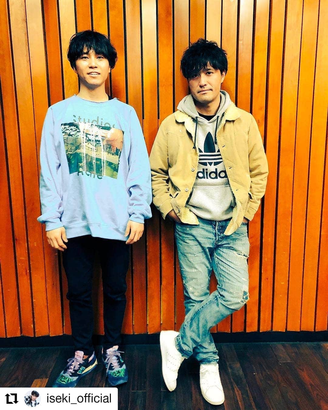 のインスタグラム：「ISEKIくんと某インタビュー受けました。詳細はまた追って。ロスのACNEで買ってきたトレーナーです◎  そして4/9のニューシングル発売記念ライブの振替公演が、今日からチケット一般発売スタートしてます！バンド編成での久々のライブ。あの日は僕も悔しい思いをしましたが、この日に全てをぶちまけます！平日の夜になってしまいましたが、なんとか遊びに来てほしい！4/9青山月見ル君想フ、お待ちしてます♪ Drums 岡田梨沙 Bass 前田恭介(androp) Guitar 平田崇 Vocal, Guitar, Piano 磯貝サイモン」
