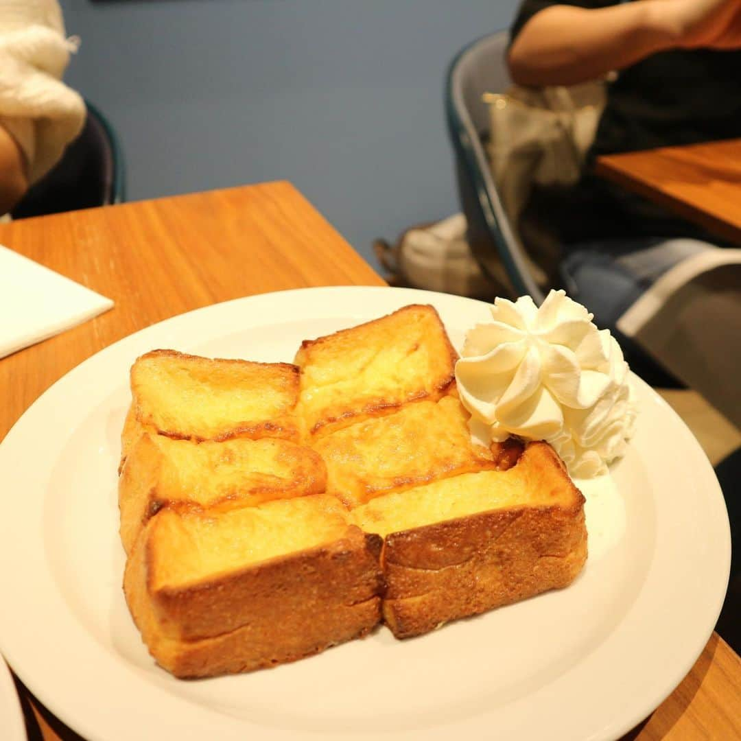 吉羽真紀さんのインスタグラム写真 - (吉羽真紀Instagram)「セントルザベーカリー @centre_the_bakery のあまおうサンド。⠀ ふわふわパン、ゴロンとしたあまおう、たっぷりの生クリーム、そしてカスタードクリーム。たまらない🥺🍓⠀ 個人的にはあまおうサンドより、フレンチトーストがオススメ。人生で1番のフレンチトーストだと思います👏🏻⠀ 最後にエビフライサンド。トーストされたパンは外側カリッ 中はモチッで最高🍤💕⠀ 2人で3つはお腹はちきれそうだったけど全部食べました笑⠀ ちはるちゃん、連れてってくれてありがとう♡ @chiharukoshiba  食パンお持ち帰りは平日なのに行列だったけど、買ってみたいなぁ #centrethebakery #セントルザベーカリー #銀座ランチ #高級食パン #フレンチトースト #東京カフェ #東京グルメ #フルーツサンド #あまおうサンド」3月7日 19時25分 - makiyoshiba_0911