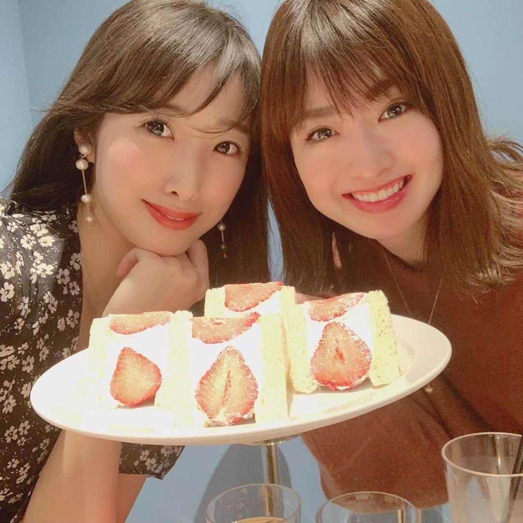 吉羽真紀さんのインスタグラム写真 - (吉羽真紀Instagram)「セントルザベーカリー @centre_the_bakery のあまおうサンド。⠀ ふわふわパン、ゴロンとしたあまおう、たっぷりの生クリーム、そしてカスタードクリーム。たまらない🥺🍓⠀ 個人的にはあまおうサンドより、フレンチトーストがオススメ。人生で1番のフレンチトーストだと思います👏🏻⠀ 最後にエビフライサンド。トーストされたパンは外側カリッ 中はモチッで最高🍤💕⠀ 2人で3つはお腹はちきれそうだったけど全部食べました笑⠀ ちはるちゃん、連れてってくれてありがとう♡ @chiharukoshiba  食パンお持ち帰りは平日なのに行列だったけど、買ってみたいなぁ #centrethebakery #セントルザベーカリー #銀座ランチ #高級食パン #フレンチトースト #東京カフェ #東京グルメ #フルーツサンド #あまおうサンド」3月7日 19時25分 - makiyoshiba_0911