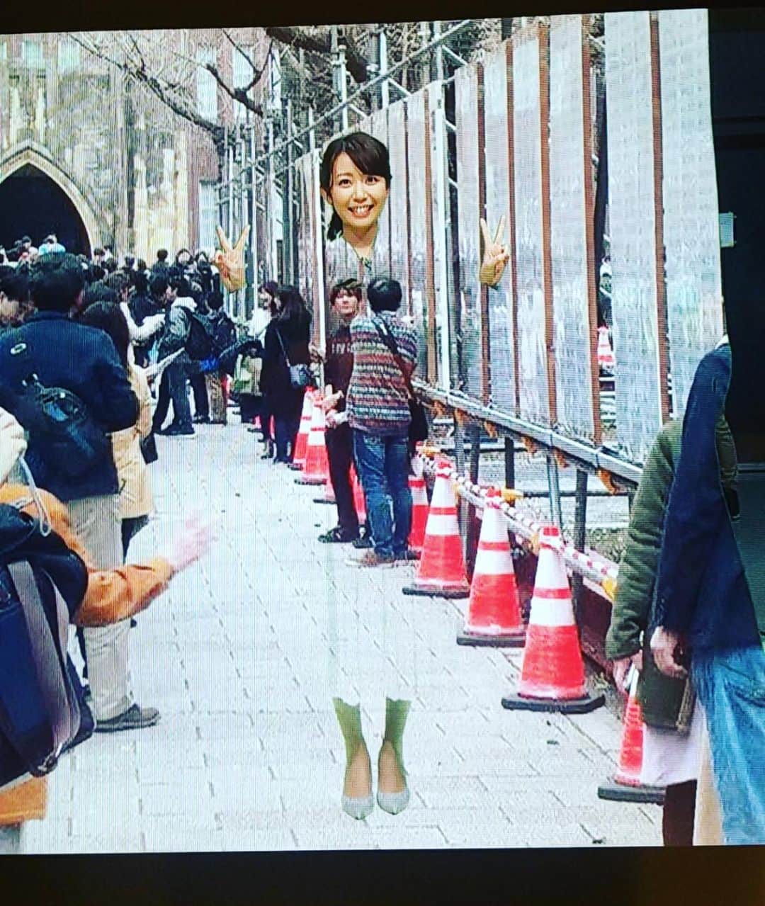須黒清華のインスタグラム：「きゃ〜😱😱😱💦 私の身体が透けている〜‼️笑 . そう、この日の衣装はクロマキーと全く同じ緑色だったんです😋笑 合成すると、こうなります🍀 . 今日のアド街は「本郷」 歴史的建造物が立ち並ぶ東大の構内や、東大卒業生が経営する絶品レストランなどなど。 様々な街の魅力をご紹介します✨ . 衣装は#adelly #アド街ック天国」