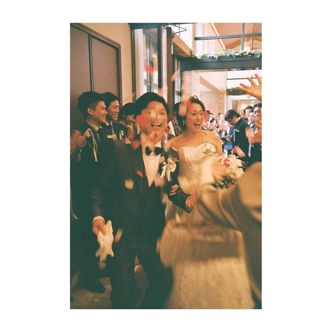 加村真美のインスタグラム：「愛がいっぱいの披露宴でした♡ おもてなしの気持ちが素敵すぎて楽しんできました♡  本当におめでとう。末長くお幸せに。  動画のわたしはクイズに正解してテンション上がってるところです🥺  #おめでとう #film」