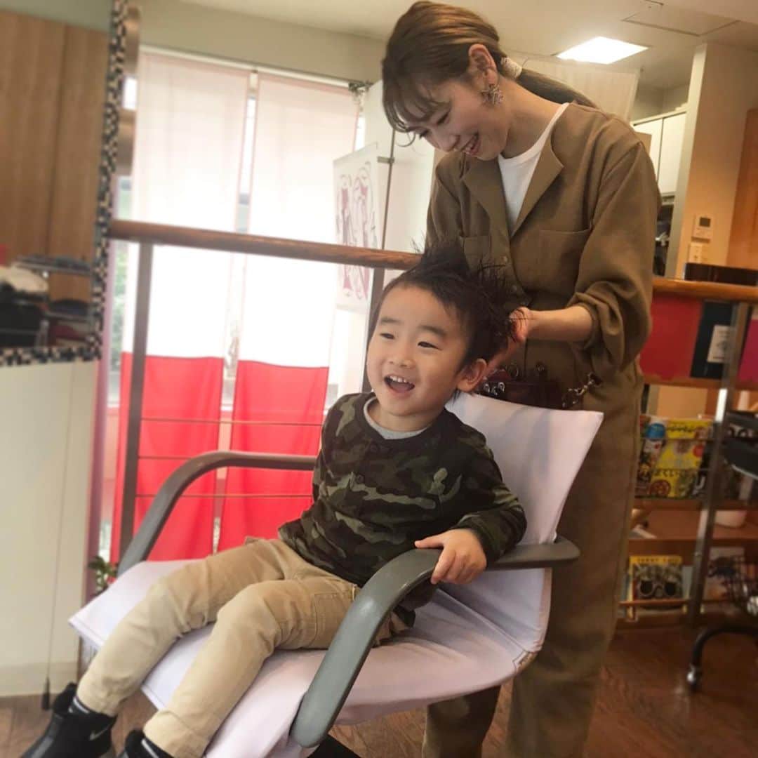 YU-U（工藤由布）さんのインスタグラム写真 - (YU-U（工藤由布）Instagram)「子供の髪も切るよ✂︎ 甥っ子が来てくれたよ✔︎こんなに笑ってるのに動画撮ると恥ずかしがって見てくれない😂😂」3月7日 19時40分 - nyan22u22nyan