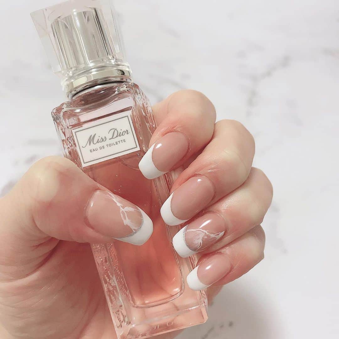 のインスタグラム：「newnail 💅🤍 今回は大理石フレンチ💕💕 かわいすぎる🥺 . @nail.salon_shanty_carina  さん いつもありがとうございます🤍 . ３月末まで私のインスタ見た！で Shanty Carinaご来店初めての方に限り ニュアンスネイル120min以上のコースが10%off✨ . インスタDMからの予約のみらしい🧸 . 是非いってみてねん❤︎ . . #ネイル #フレンチネイル #大理石 #大理石ネイル #大人ネイル #フレンチ #大理石 . #ミスディオール #dior #オードトワレ #フレグランス」