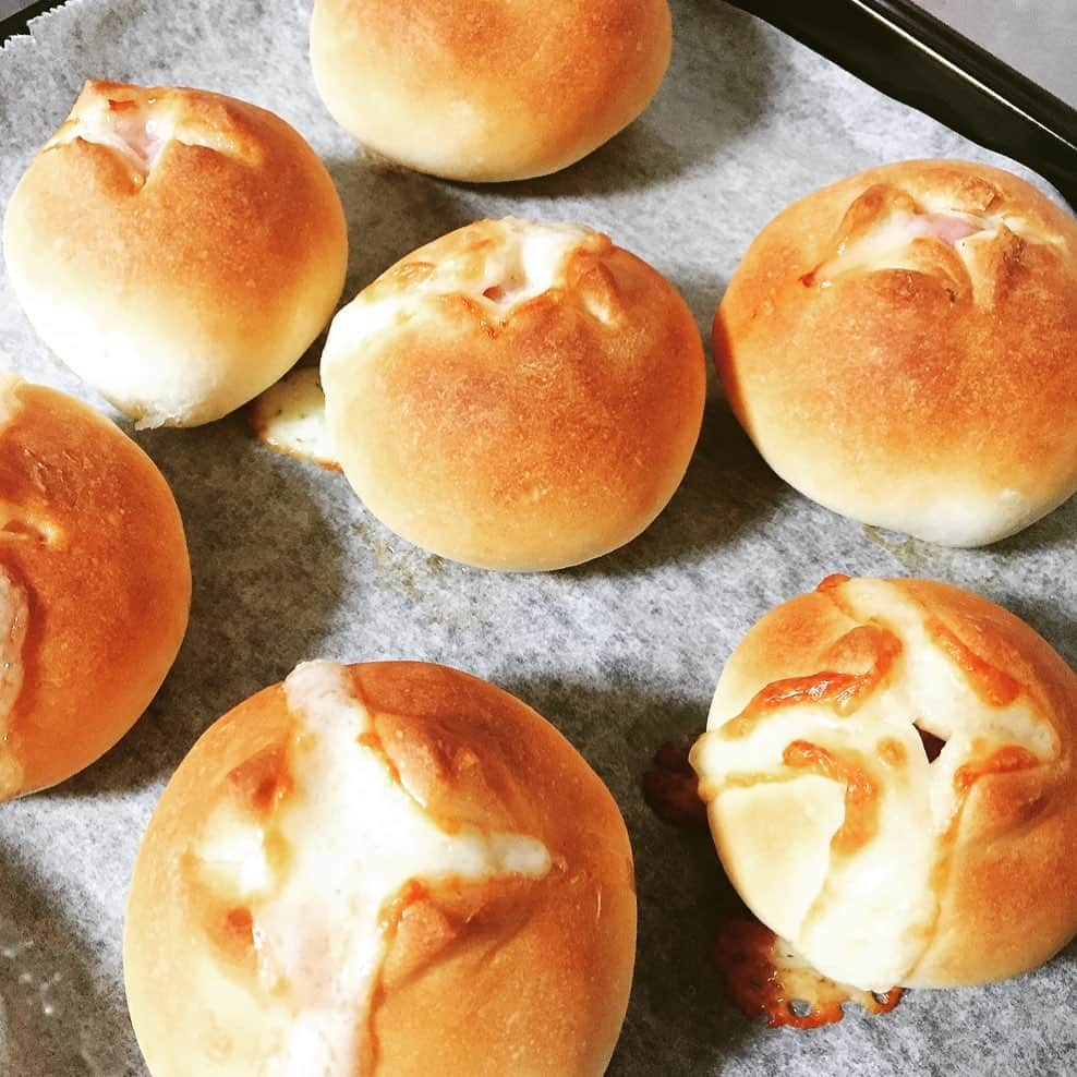 花原あんりのインスタグラム：「久しぶりにパンを焼きました(o^^o) チーズたーっぷり❤️ベーコンパン🍞 母にも大好評で嬉しい😆❤️ #てづくりぱん  #チーズ」