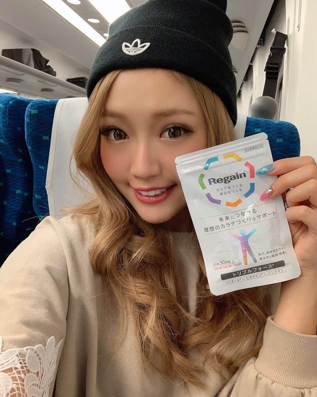 CYBERJAPAN Staffのインスタグラム：「#repost @watanabekazue  先日撮影した『リゲイントリプルフォース』を、これから毎日始めていきます☺️✋✨ 疲れに効くみたいで、ジムの前とかに飲むのも効果的みたい🏋🏼🔥 . これは疲れやすかったり疲れが残ったり、身体がだるい人にはもちろん、 体力、身体の抵抗力や集中力の維持、肌の不調に…（ってすごい！😭） さまざまな効果がありありありすぎるのです‼️‼‼️️😍 朝もスッキリ起きたいから疲れを溜めないって大事だよね💪★ . なによりやっぱり、新幹線や飛行機の移動が多いかずへは疲労回復の効果がとくに嬉しい…😖 いつも楽しく明るく！全力でいたいけど、私たちみたいに夜遅くまで活動してると、どうしても疲れは溜まってしまいます。 これで疲れを溜めない体になれたら最高＼＼\\٩( 'ω' )و //／／ . しかもあの〝ロキソニンS〟で有名な第一三共ヘルスケアさんから発売されてるから、信頼もできます！！ これから色々発信していくよ〜ん🐷 リゲイントリプルフォースみんなも始めてみてねっ💛💛💛 . #リゲイントリプルフォース #リゲイン #疲れに効く #今日も疲れた #今日も頑張った #PR #cyberjapan #サイバージャパン #かずへー #リゲへー」