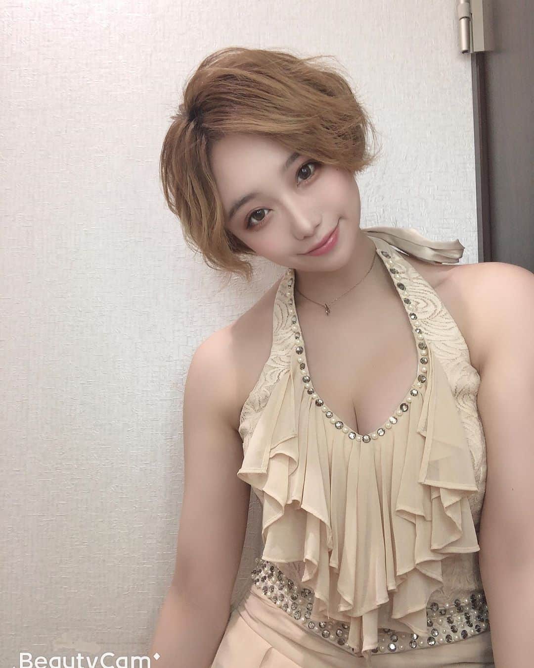 大石ほのかのインスタグラム：「出勤しましたっ⭐️🥰 . 今日ジムの予定だったのに行けなかった😭😭うぅ . 最近予定がちゃんと実施できてない気がするっ🥺👊気合いいれて明日からまた朝活頑張るぞっ❣️❣️ . #likeforlikes#followforfollowback#photooftheday#likeforfollow#follow4follow#instagood#❤#いいね返し#かわいい#夜遊び#乳スタグラム#巨乳#谷間#酒#love#飲み会#ススキノ#ホステス#キャバクラ#キャバ嬢#ニュークラブ#フィリア#バルセロナグループ#歌舞伎町#六本木#中洲#錦#栄#北新地#ミナミ」