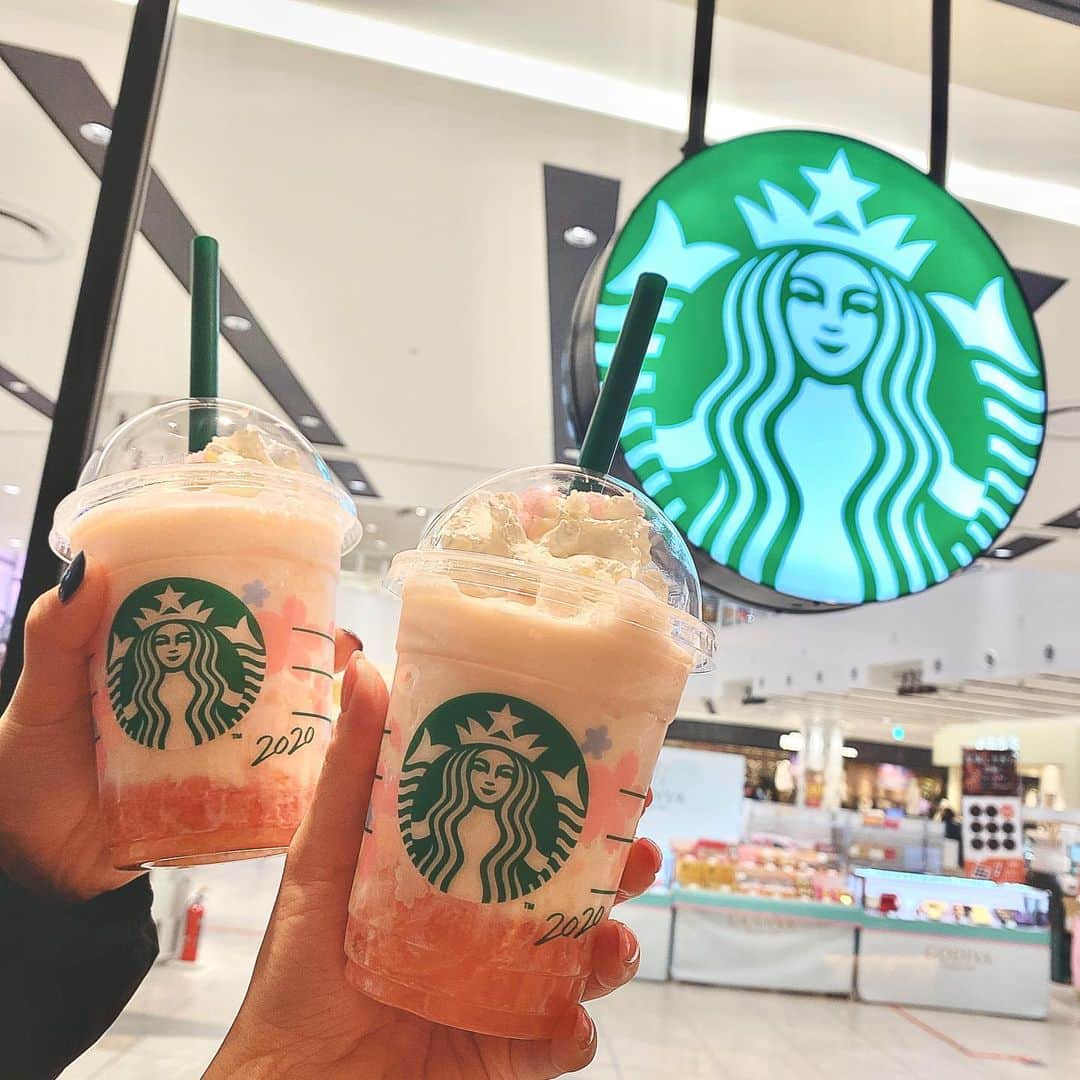 百瀬ひとみのインスタグラム：「この前、スタバのSAKURA ギリギリ飲めました🌸  本当はさくらミルクプリンフラペチーノ 飲みたかった𓀠𓀡 𓁉 𓀤  #スターバックス #starbucks  #桜 #sakura  #さくらさくらんぼフラペチーノ #妹と」