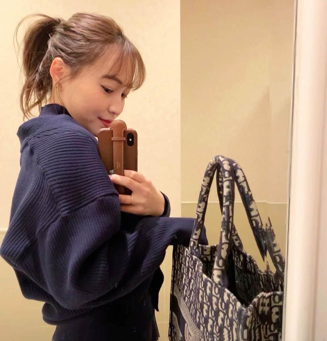 のインスタグラム：「. 今日はポニーテール👱🏼‍♀️🎀 2枚目アホ面😦♡ #dayoff」