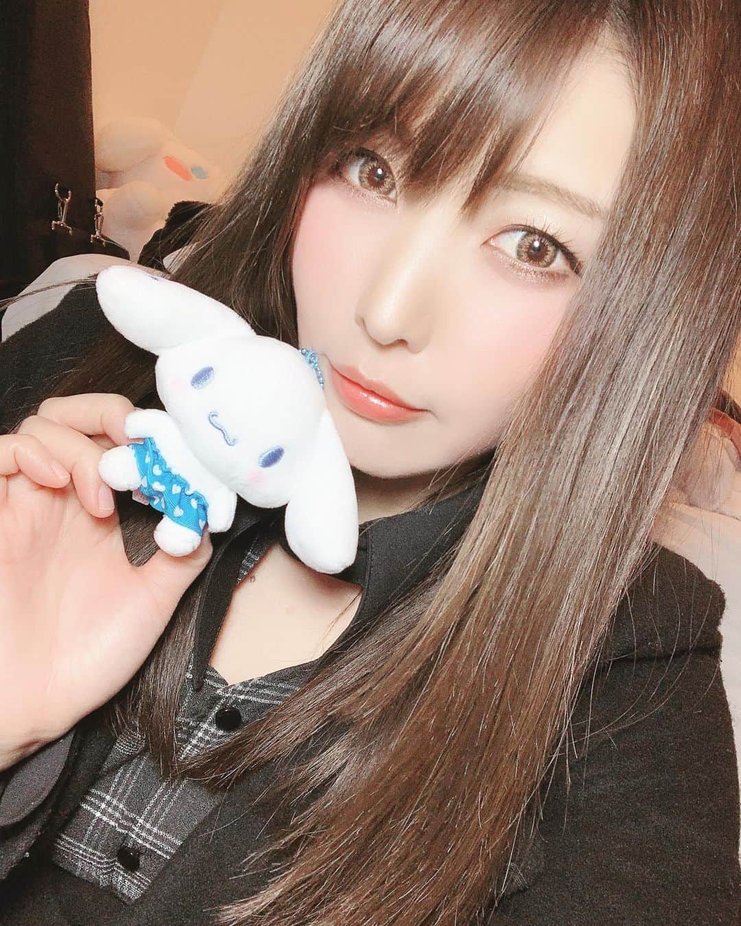 新村あかりのインスタグラム：「【💙新村YouTubeはじめます💙】 こんな企画してほしいなどありましたらコメントでくださ〜い！！！ みんなどんなの見たいかな？？ 動画内でその企画をするかどうかも出したいと思います！  このシナモンちゃんはこの間いただいた物です！キャワ〜🥺💖 ありがとうございます✨  #youtube  #サンリオ #シナモン #シナモロール」