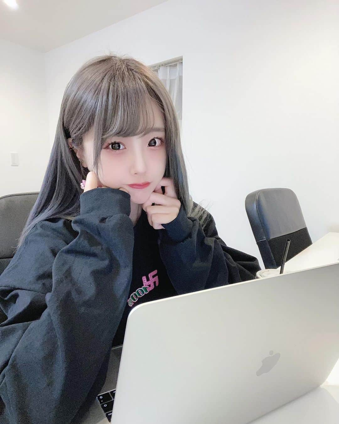 神楽ひなこさんのインスタグラム写真 - (神楽ひなこInstagram)「お仕事中ひなちゃん💻♡笑 真面目にやる時はやりますよ🙊 お洋服はDROP卍OUTさんのやつ〜〜！これ後ろも可愛いから是非タグから飛んでみてみて😉 . . . . . .  #YouTuber#ASMR#ユーチューバー#自撮り#ガーリー#韓国ファッション#量産型女子#自撮り女子#整形#美容整形#selfie#me#selca#ootd#tiktok#tiktokjapan#l4l#f4f#f4l#YouTube#YouTuber#ASMR#pr」3月7日 19時56分 - hinako_kagura