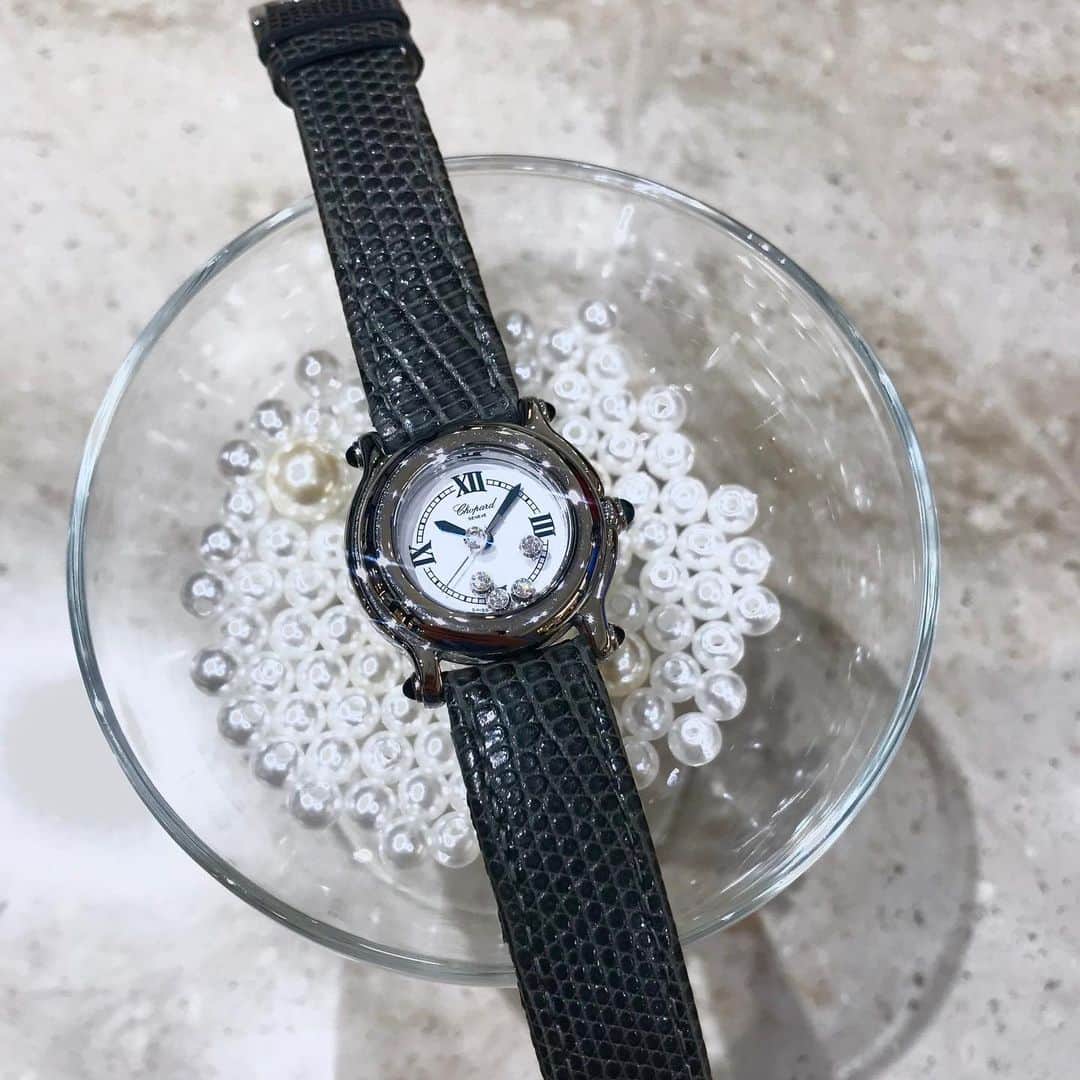 のインスタグラム：「-hirob名古屋タカシマヤゲートタワーモール店-﻿ ﻿ Vintage chopard sports ¥264,000(税込) ﻿ ﻿ ﻿中のダイヤモンドが動き アクセサリー感覚になります。 ﻿ ﻿ お問い合わせ先﻿ tel:052-589-8937﻿ ﻿ ﻿ #hirob﻿ #hirobnagoyatgm﻿ #baycrews﻿ #cartier ﻿ #vintage﻿ #hermes ﻿ #chanel  #vintageTiffany﻿ #watch﻿ #omega﻿ #chopard #Tiffany﻿ #cartier﻿ #rolex﻿ #morellato #cassis #ヒロブ﻿ #ヒロブナゴヤティージーエム﻿ #ベイクルーズ﻿ #カルティエ﻿ #ヴィンテージ﻿ #エルメス﻿ #ヴィンテージティファニー﻿ #ウォッチ﻿ #オメガ﻿ #ティファニー﻿ #カルティエ﻿ #ロレックス﻿ #モレラート #カシス ﻿ ﻿ #卡地亚﻿ #에르메스」