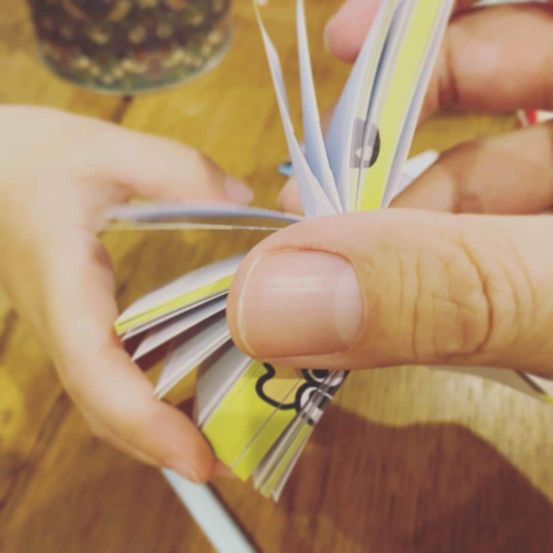 安倍吉俊のインスタグラム：「ウズラ(••)がメモ帳いじりながら「はなび！はなび！」というから何かと思ったら、こう見るのか。子供の発想面白い」