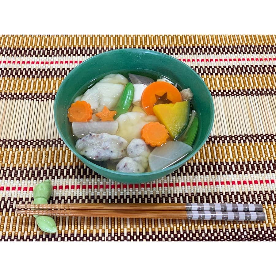 中村明花さんのインスタグラム写真 - (中村明花Instagram)「.﻿ 娘と一緒に遊びながら料理☺︎﻿ 粘土みたいにコネコネしながらオヤツに〝すいとん〟を作りました^ ^﻿ .﻿ 小麦粉と片栗粉があれば作れちゃう〝すいとん〟。﻿ 小麦粉の代わりに米粉でも作れます。﻿ レシピは @sayaka_nakamura_food にのせておきますね📝﻿ .﻿ 外に行くにも人が多いところに行くのは不安な毎日。﻿ 娘と楽しく家で過ごすには何をしよう🤔と考えると一緒に物作りをして過ごす事が多くなりました。﻿ .﻿ 不安な日々は続きますが予防できることはして、心身ともに健康でいたいですね🌻 .﻿ 材料も家にあるものでできるのでランチやオヤツ、夜ご飯の1品などにすいとん作りオススメですよ♡ .﻿ . #遊びながらごはんできるの嬉しい #自分でつくるご飯はいつも以上に食べるしね☺︎ #けんちん汁やお味噌汁などお好きな汁物に入れるだけ #リボンの形や謎な形も #食べるのも楽しくなっちゃうね(*´︶`*)」3月7日 20時15分 - sayaka_nakamura3