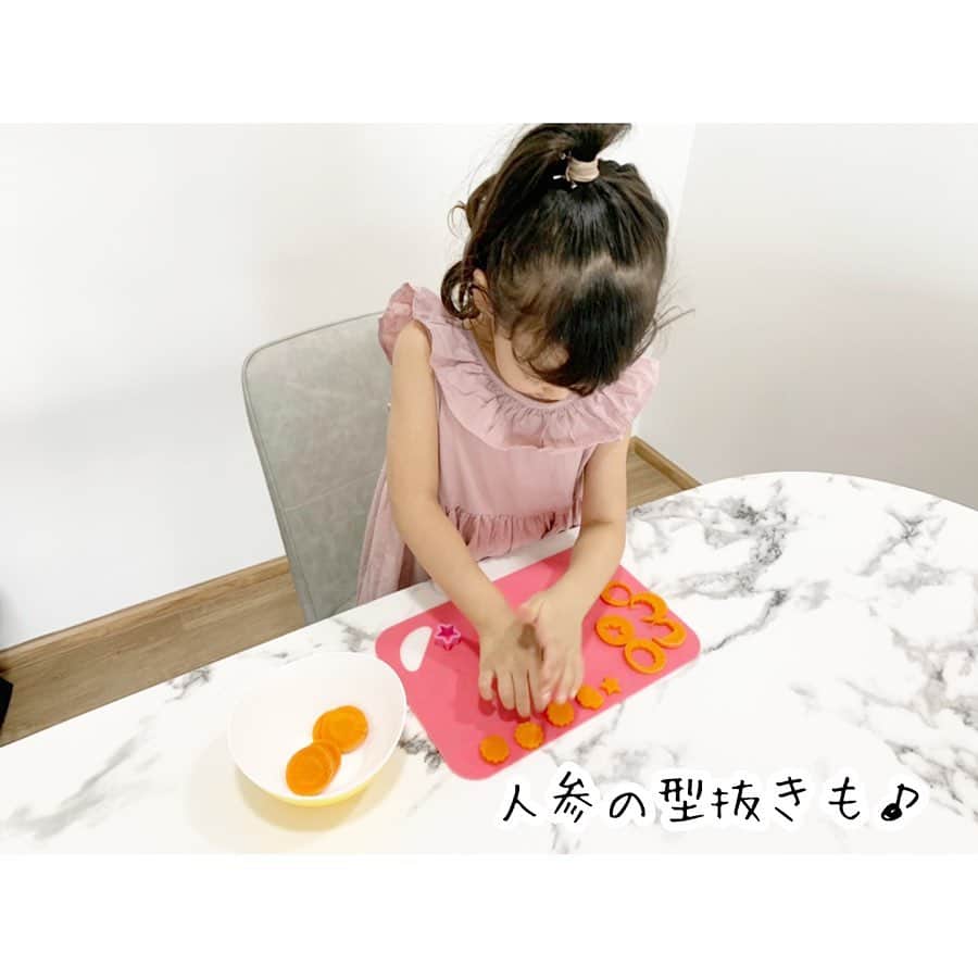 中村明花さんのインスタグラム写真 - (中村明花Instagram)「.﻿ 娘と一緒に遊びながら料理☺︎﻿ 粘土みたいにコネコネしながらオヤツに〝すいとん〟を作りました^ ^﻿ .﻿ 小麦粉と片栗粉があれば作れちゃう〝すいとん〟。﻿ 小麦粉の代わりに米粉でも作れます。﻿ レシピは @sayaka_nakamura_food にのせておきますね📝﻿ .﻿ 外に行くにも人が多いところに行くのは不安な毎日。﻿ 娘と楽しく家で過ごすには何をしよう🤔と考えると一緒に物作りをして過ごす事が多くなりました。﻿ .﻿ 不安な日々は続きますが予防できることはして、心身ともに健康でいたいですね🌻 .﻿ 材料も家にあるものでできるのでランチやオヤツ、夜ご飯の1品などにすいとん作りオススメですよ♡ .﻿ . #遊びながらごはんできるの嬉しい #自分でつくるご飯はいつも以上に食べるしね☺︎ #けんちん汁やお味噌汁などお好きな汁物に入れるだけ #リボンの形や謎な形も #食べるのも楽しくなっちゃうね(*´︶`*)」3月7日 20時15分 - sayaka_nakamura3