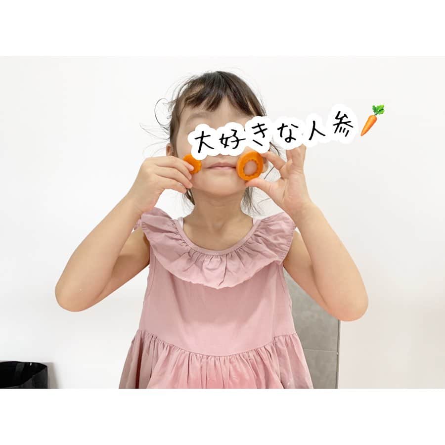 中村明花さんのインスタグラム写真 - (中村明花Instagram)「.﻿ 娘と一緒に遊びながら料理☺︎﻿ 粘土みたいにコネコネしながらオヤツに〝すいとん〟を作りました^ ^﻿ .﻿ 小麦粉と片栗粉があれば作れちゃう〝すいとん〟。﻿ 小麦粉の代わりに米粉でも作れます。﻿ レシピは @sayaka_nakamura_food にのせておきますね📝﻿ .﻿ 外に行くにも人が多いところに行くのは不安な毎日。﻿ 娘と楽しく家で過ごすには何をしよう🤔と考えると一緒に物作りをして過ごす事が多くなりました。﻿ .﻿ 不安な日々は続きますが予防できることはして、心身ともに健康でいたいですね🌻 .﻿ 材料も家にあるものでできるのでランチやオヤツ、夜ご飯の1品などにすいとん作りオススメですよ♡ .﻿ . #遊びながらごはんできるの嬉しい #自分でつくるご飯はいつも以上に食べるしね☺︎ #けんちん汁やお味噌汁などお好きな汁物に入れるだけ #リボンの形や謎な形も #食べるのも楽しくなっちゃうね(*´︶`*)」3月7日 20時15分 - sayaka_nakamura3
