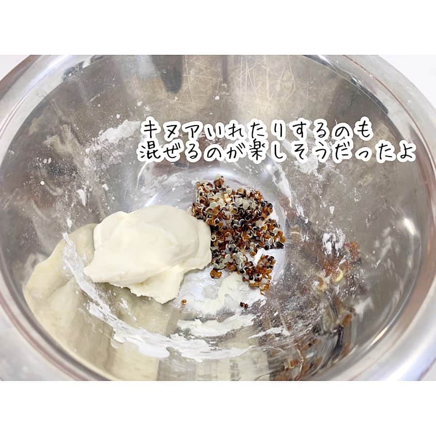 中村明花さんのインスタグラム写真 - (中村明花Instagram)「.﻿ 娘と一緒に遊びながら料理☺︎﻿ 粘土みたいにコネコネしながらオヤツに〝すいとん〟を作りました^ ^﻿ .﻿ 小麦粉と片栗粉があれば作れちゃう〝すいとん〟。﻿ 小麦粉の代わりに米粉でも作れます。﻿ レシピは @sayaka_nakamura_food にのせておきますね📝﻿ .﻿ 外に行くにも人が多いところに行くのは不安な毎日。﻿ 娘と楽しく家で過ごすには何をしよう🤔と考えると一緒に物作りをして過ごす事が多くなりました。﻿ .﻿ 不安な日々は続きますが予防できることはして、心身ともに健康でいたいですね🌻 .﻿ 材料も家にあるものでできるのでランチやオヤツ、夜ご飯の1品などにすいとん作りオススメですよ♡ .﻿ . #遊びながらごはんできるの嬉しい #自分でつくるご飯はいつも以上に食べるしね☺︎ #けんちん汁やお味噌汁などお好きな汁物に入れるだけ #リボンの形や謎な形も #食べるのも楽しくなっちゃうね(*´︶`*)」3月7日 20時15分 - sayaka_nakamura3