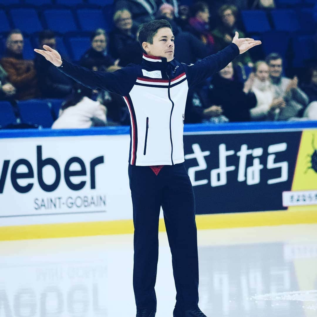 ヴァルター・ヴィルタネンのインスタグラム：「Season 2019/2020 is going to end. I had a lot of new changes again this season but I am happy that I were able to skate. I wanna thank you all for your support during the last year ❤️🙏. Thank you @johnwilsonblades for your amazing blades and @edeaskates for your super support and skates. Also a big thank you @peurunka for this great opportunity to skate @laukaanbetoniarena and your support. Thank you @icedome_figureskatingcamp @skateshophelsinki and @teammayervirtanen for this great support and special thanks to my new coach Mr. Huth who helped me a lot this season. Big thanks to my inspiring choreograph @adamsolya who gave me the opportunity to show something different ✨ Big thanks to my lovley wife and other coach @dielina we are a team since over 7 years on the ice @teammayervirtanen.  Huge thanks @figureskatingmoments for your amazing pic 📸  Thanks @sportpieksamaki for your opportunity to use the ice if i needed.  Hopefully I see you all next season again 🙏😉⛸️🇫🇮 Your Valtter 😎  #taitoluistelu #figureskating#figureskater #SkateshopHelsinki#peurunka#teammayervirtanen#doctorofmedicine#teamskateshop#konståkning #kunstløp」