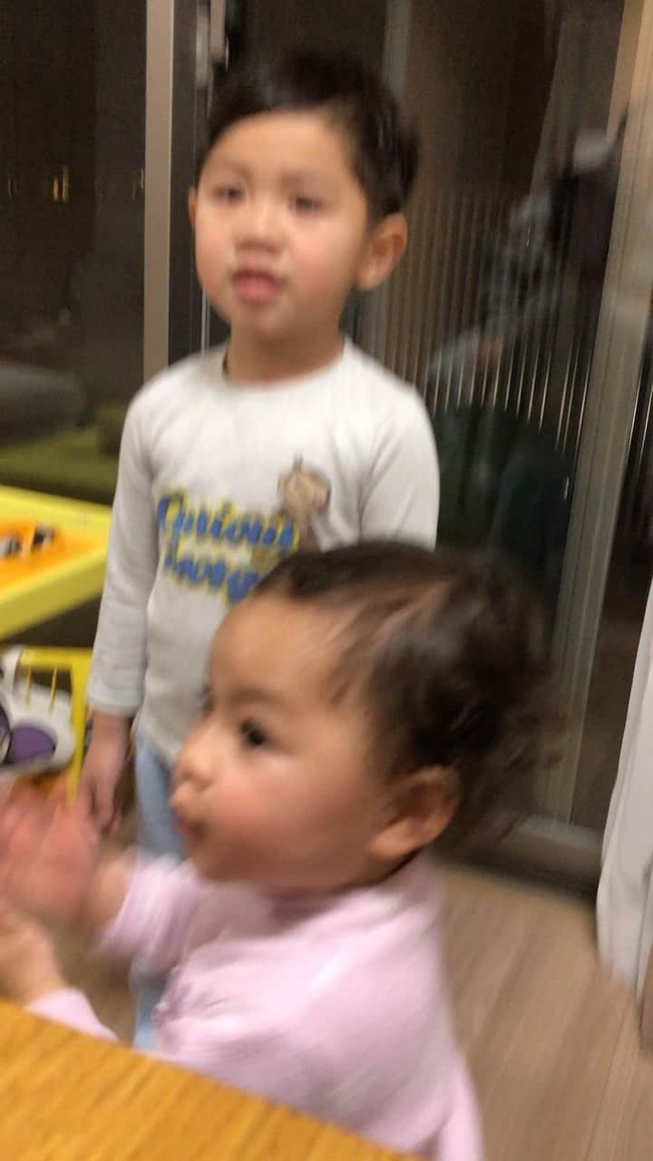 のインスタグラム：「2人とも毎日こんな感じ笑 #elsa」