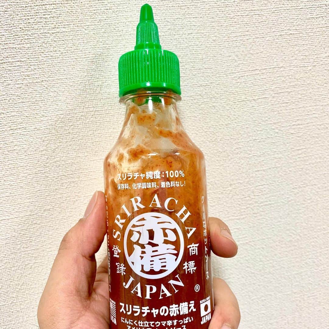 藤原佑介のインスタグラム：「たまたまみつけた初体験のスリラチャソースが何にでも合うのでついにネギトロにつけてみたら新世界に旅立てた。 これはヒット。 （おしょうゆに混ぜました）」
