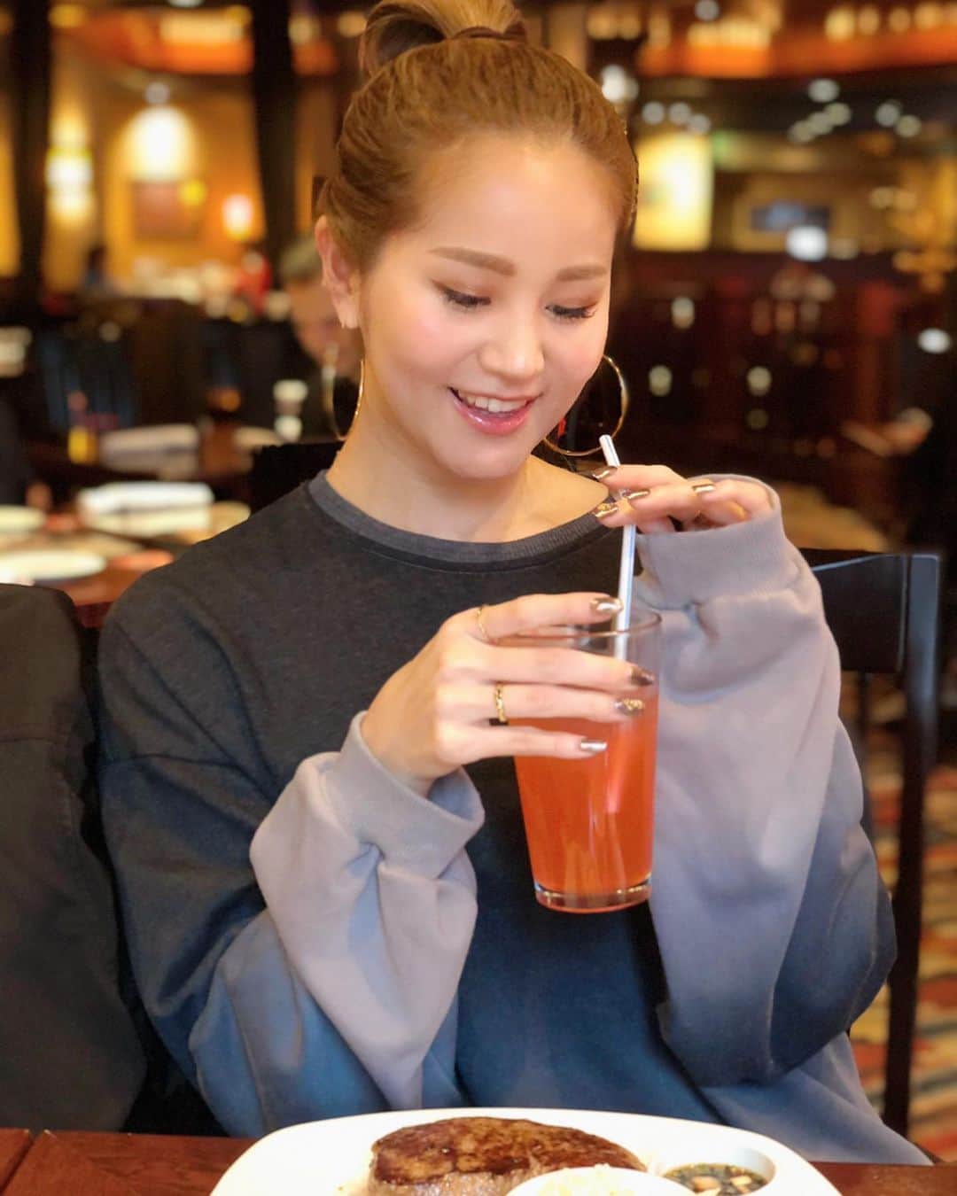 LORYのインスタグラム：「大好きなお友達と👯‍♀️💞 ちょっと早めのディナーでした🍽 ． 右手の人差し指と薬指の華奢かわリングは @chabi222 さんの💍💛💛 ゴールドが好きだけど、可愛いシルバーアクセもたくさんあるよ🧸 #dayoff」