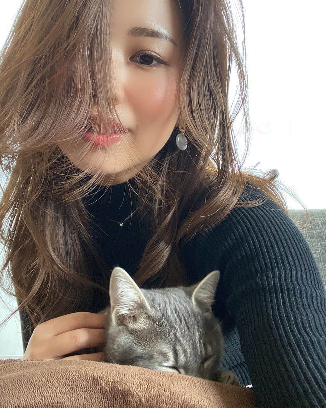 のインスタグラム：「前髪なし子さんに飽きたので、基本はデコだしスタイルを保ちつつ、全部同じ長さだったのを前部分を切って動きつけてもらいました😎✂︎ 気に入ってます。 ・ #ヘアスタイル #静岡  #SBSテレビ #soleいいね #SBSラジオ #静岡放送 #鉄崎幹人のWASABI #WASABI #アナウンサー #大槻有沙 #follow #followme」