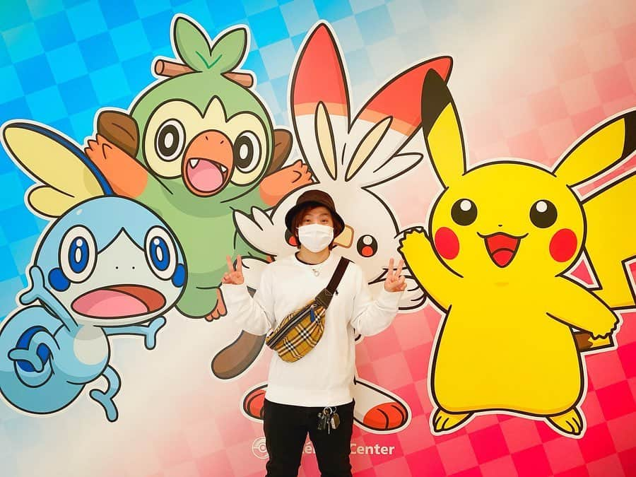 あつろーのインスタグラム：「ポケモンカード楽しい😄✨ ポケセンにキョダイマックスのピカチュウがいました♪ #ポケカ #ソードシールド #ピカチュウ」