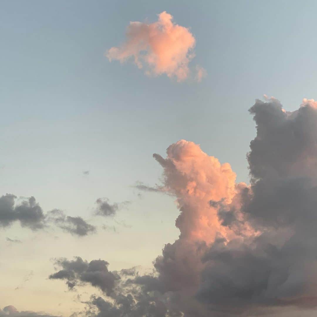 エビアン・クーさんのインスタグラム写真 - (エビアン・クーInstagram)「my obsession with clouds」3月7日 20時26分 - avian_official