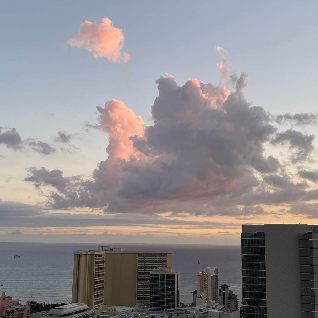 エビアン・クーさんのインスタグラム写真 - (エビアン・クーInstagram)「my obsession with clouds」3月7日 20時26分 - avian_official