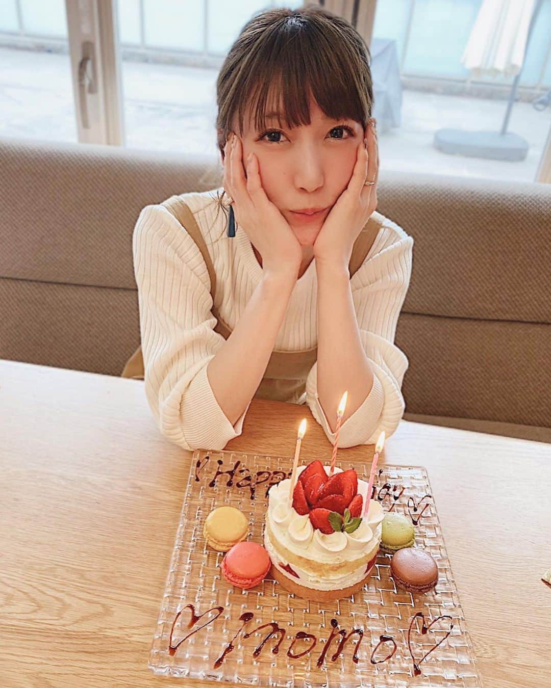 Remiさんのインスタグラム写真 - (RemiInstagram)「HBD🎂 @momo.official 💗 今日はいつもの仲良しメンバーで桃の誕生日会🥳 予定を変更しておうちでまったりお祝いしました♪ いつもキラキラして幸せいっぱいの桃、素敵な1年になりますように🎁おめでとう💓  #誕生会 #桃 #クロ #よっこ #あいのり」3月7日 20時27分 - remi_912