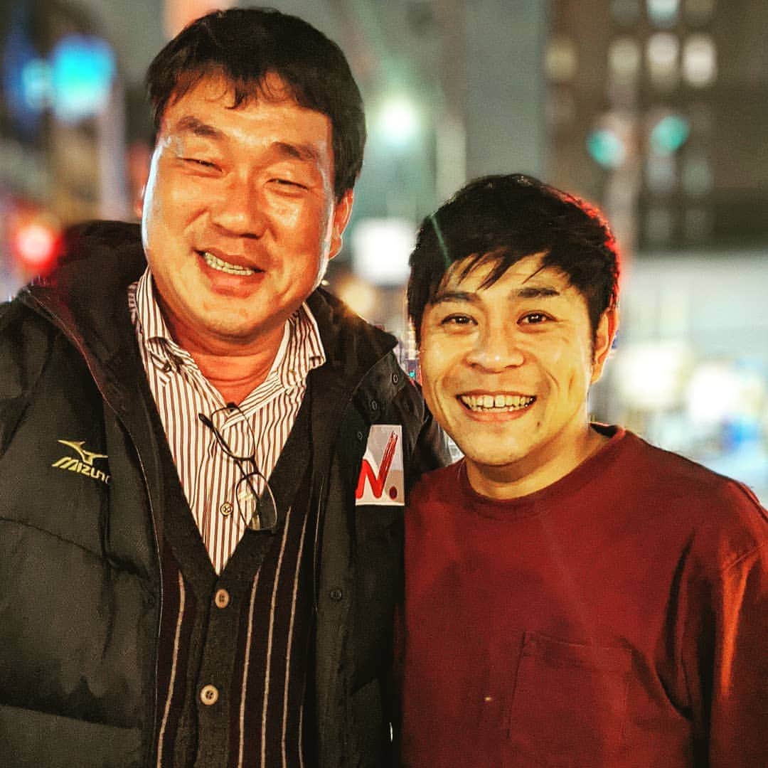 守谷日和さんのインスタグラム写真 - (守谷日和Instagram)「. 近所で遭遇。 阪神好きやったらたまらんがな。 明日のR-1でナーバスなってるタイミングで広澤さん！！テンションぶち上がりや！！写真お願いするとき申し訳ないので明日R-1ぐらんぷり出るんですと意味不明の口実で使ってしまいました。おぉ〜1人でやるやつかぁ！僕よりテンション上がってくれた。ばんざいしてくれた。優しい。さすがプロ野球選手。手が分厚くて分厚くておっきかった！！くぅ〜俺写真もう少年やんっ！！緊張ほぐれた。あ〜嬉し！明日は広澤さん級の特大ホームランや！ . #広澤克実　さん #守谷日和 #写真アップはご本人許可得てます #R1ぐらんぷり #優勝 #阪神タイガース #ヤクルトスワローズ #読売ジャイアンツ #巨人 #特大ホームラン」3月7日 20時28分 - moriyabiyori