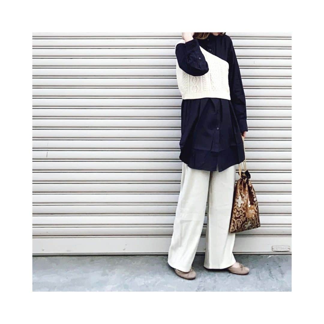 のインスタグラム：「#wear更新 ☝︎ TOPにURL載せてます ．．．．．．✈︎ . . . #code #outfit #ootd . . . 詳しくは#wear で見てね♥︎ wear account → sizu0618 . . . #MINEBY3MOOTD #mamagirl #コーデ #コーディネート #ファッション #今日の服 #今日のコーデ #ママファッション #ママコーデ #ママスタイル　@auntmaries.official」