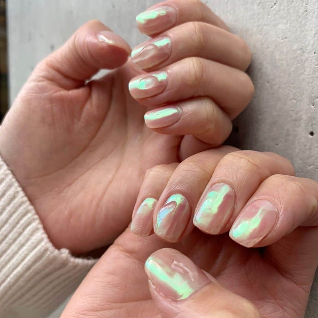 新原愛加のインスタグラム：「. new nail❤︎❤︎❤︎ . ミラーネイルにぷっくりデザイン 派手すぎなくて絶妙でかわいすぎる🥰 しゅうちゃんいつもありがとうございます💕 . @shu99 @function_nails」