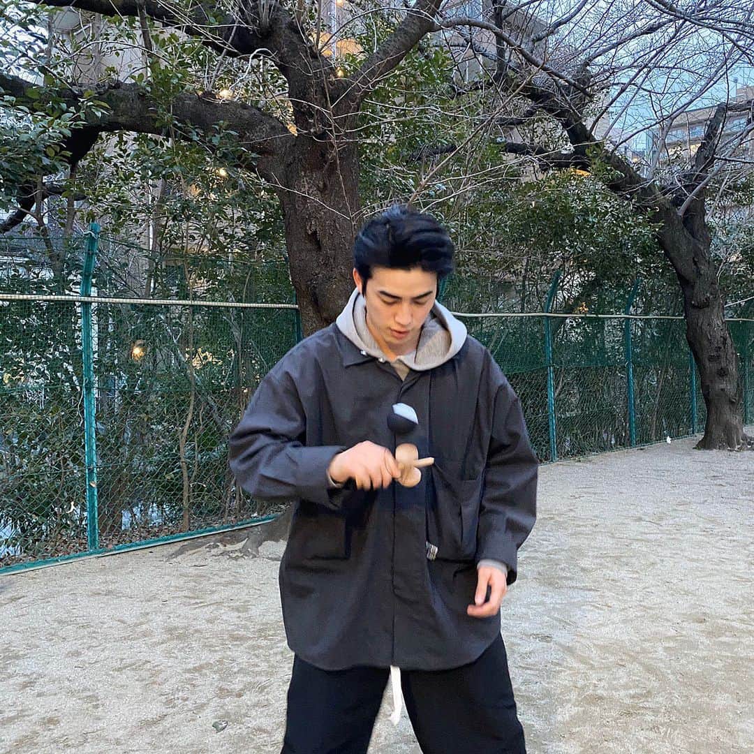 樫尾篤紀さんのインスタグラム写真 - (樫尾篤紀Instagram)「マイけん玉を買って けん玉デビューしました。 技は全然できひんけど剣先に入った瞬間の 気持ち良さが半端ない！笑 #膝が命」3月7日 20時52分 - kashioatsuki